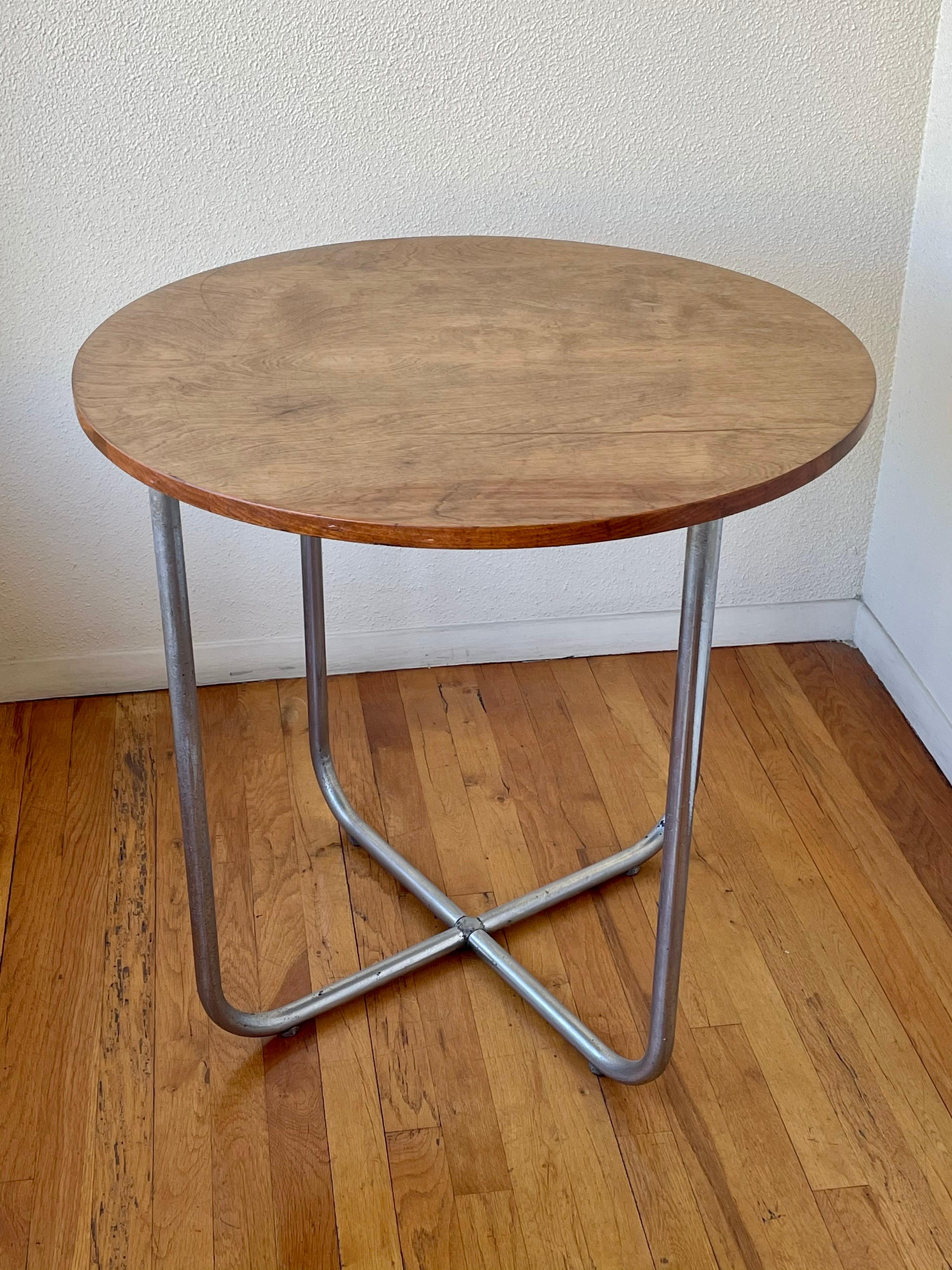 Magnifique design simple sur cette table rare conçue par Marcel Breuer:: vers 1920:: modèle B27:: base tubulaire en acier chromé avec plateau rond en bois de placage dans une finition noyer clair. Vendue dans son état d'origine AS/IS:: usure normale