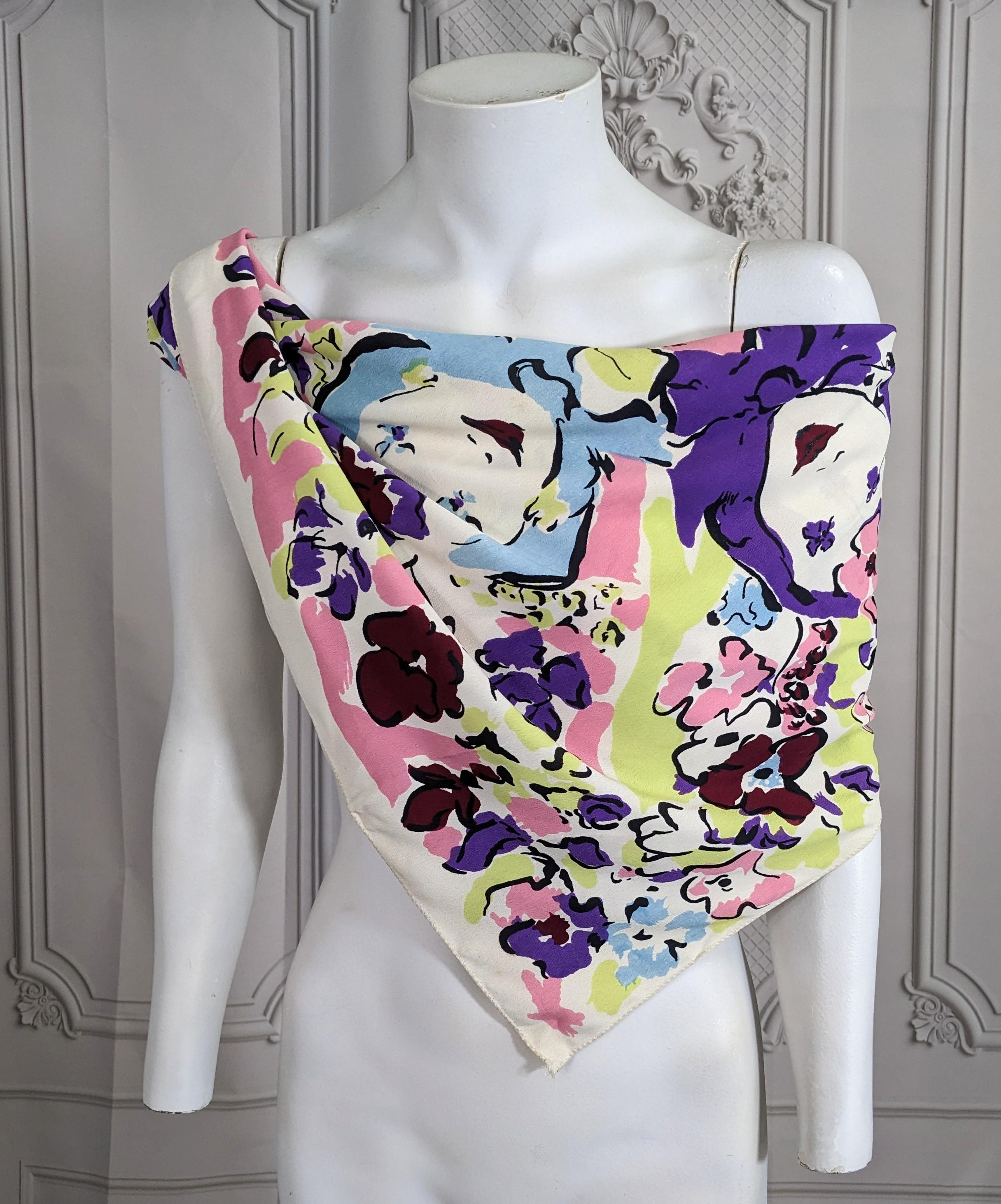 Foulard en crêpe imprimé de l'artiste Marcel Vertes, conçu dans les années 1940 avec ses dames à fleurs. Collaboration d'époque avec le fabricant d'écharpes Wesley Simpson. Écharpe de 28 pouces. 