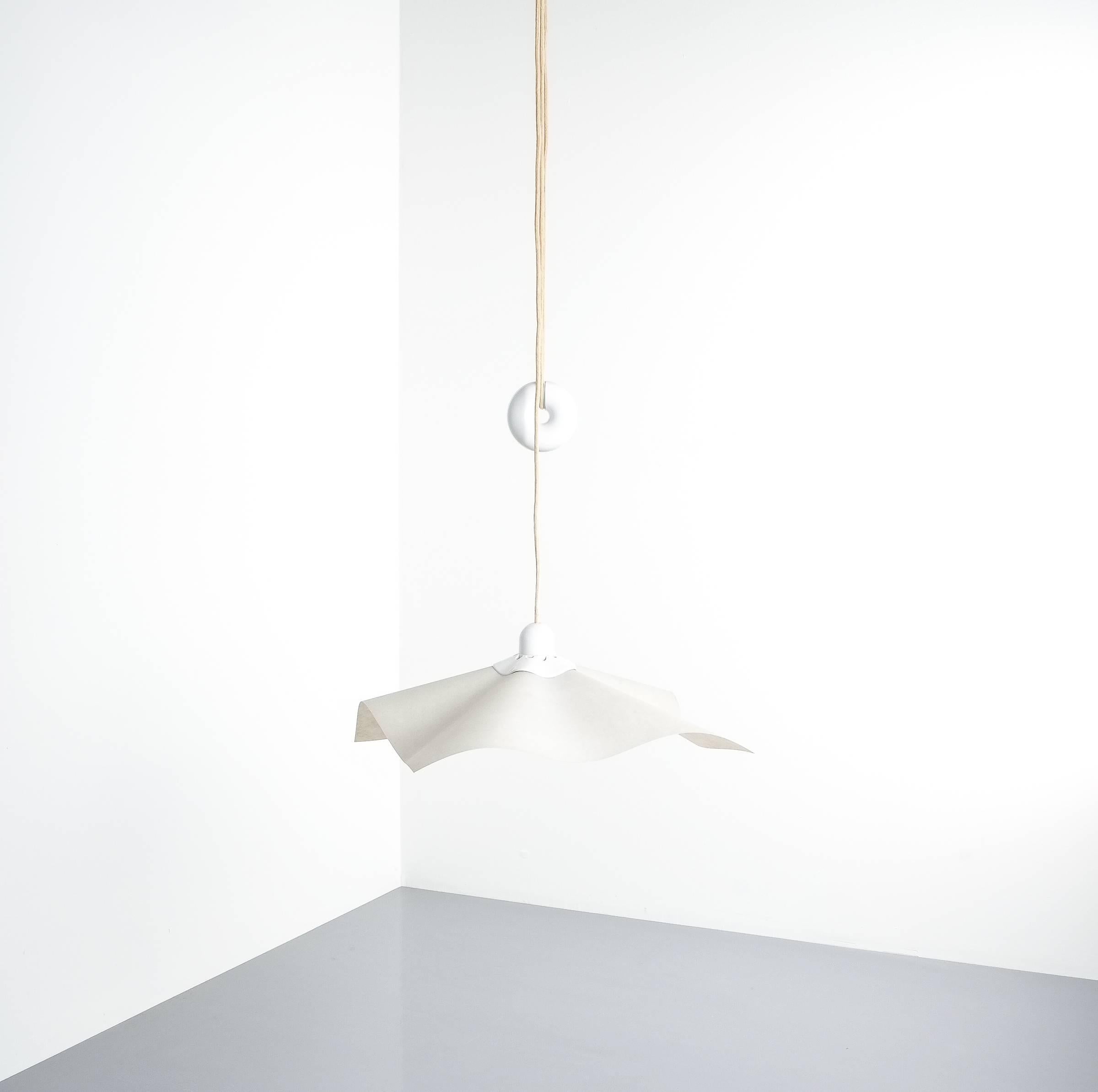 Rare Mario Bellini area counterweight pendant lamp by Artemide, Italy, 1976. Very intelligently designed counterbalance lamp in very good condition. Height can be adjusted, ranging from 43.3