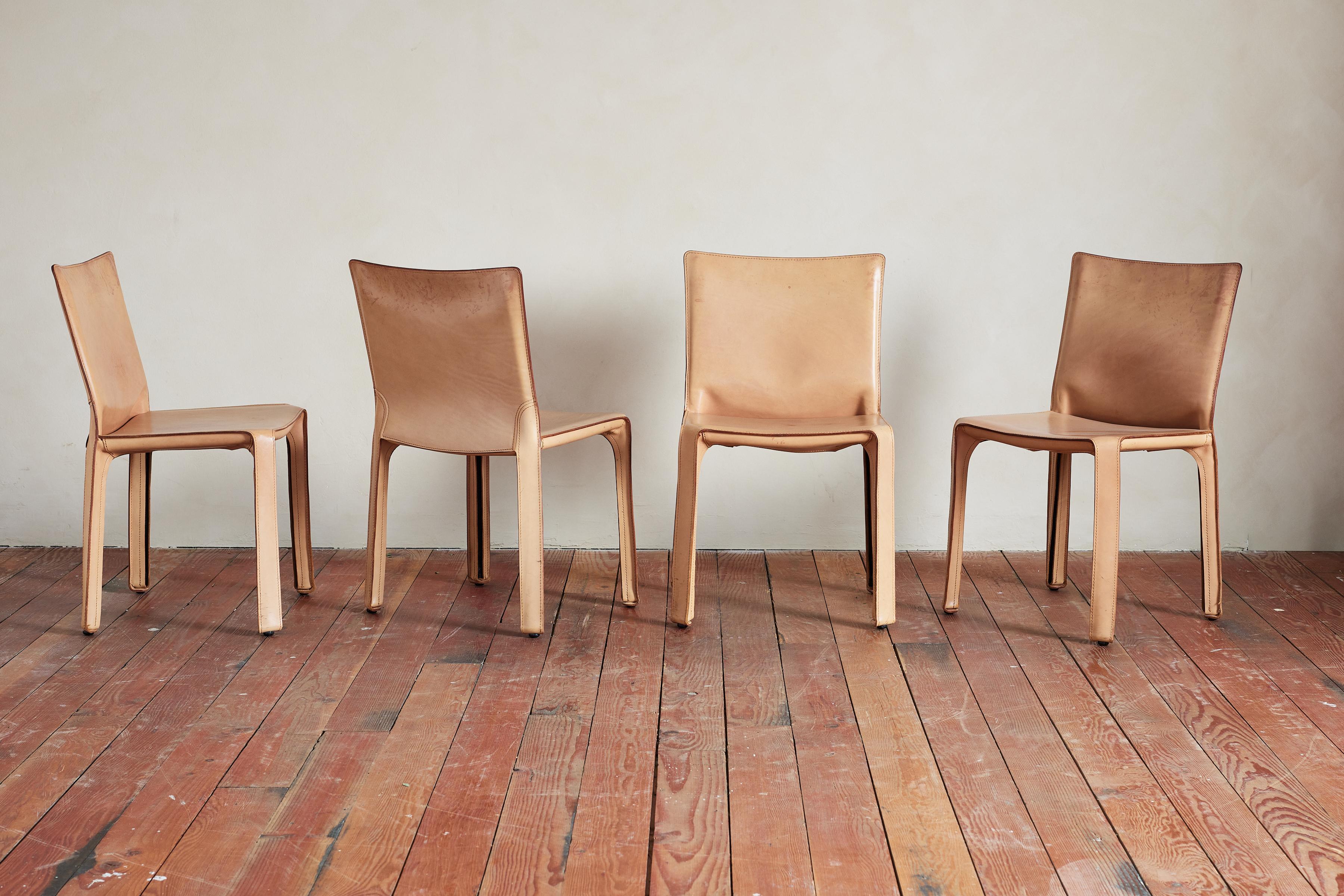 Seltenes Paar Kabinenstühle aus Leder von Mario Bellini für Cassina. 

Wunderschöne Patina auf blassem Kamelleder 

Preis für das Paar - 

Nur 2x verfügbar 