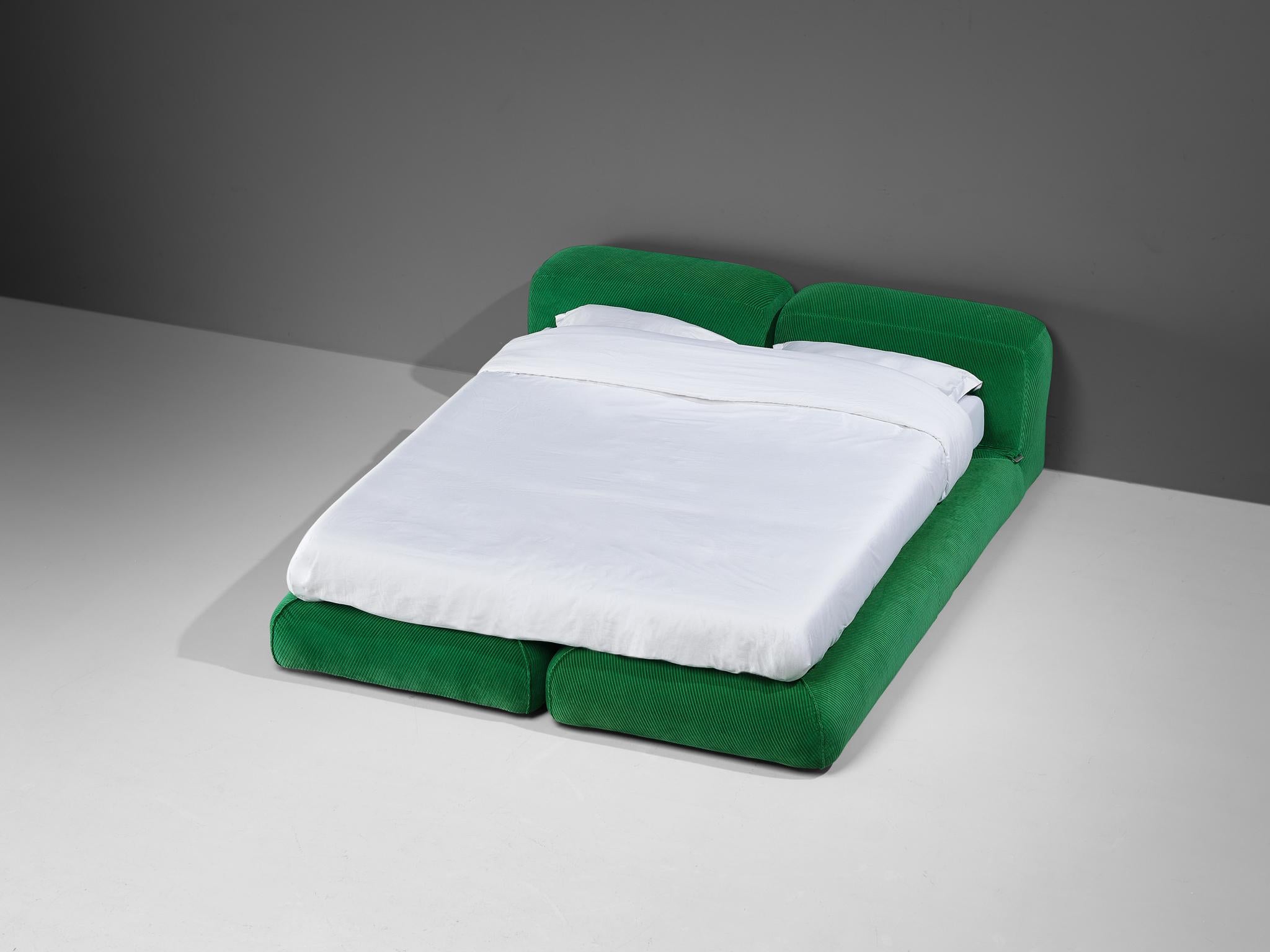 Rare Mario Bellini for Cassina 'Le Mura' Double Bed in Green Upholstery For Sale 4