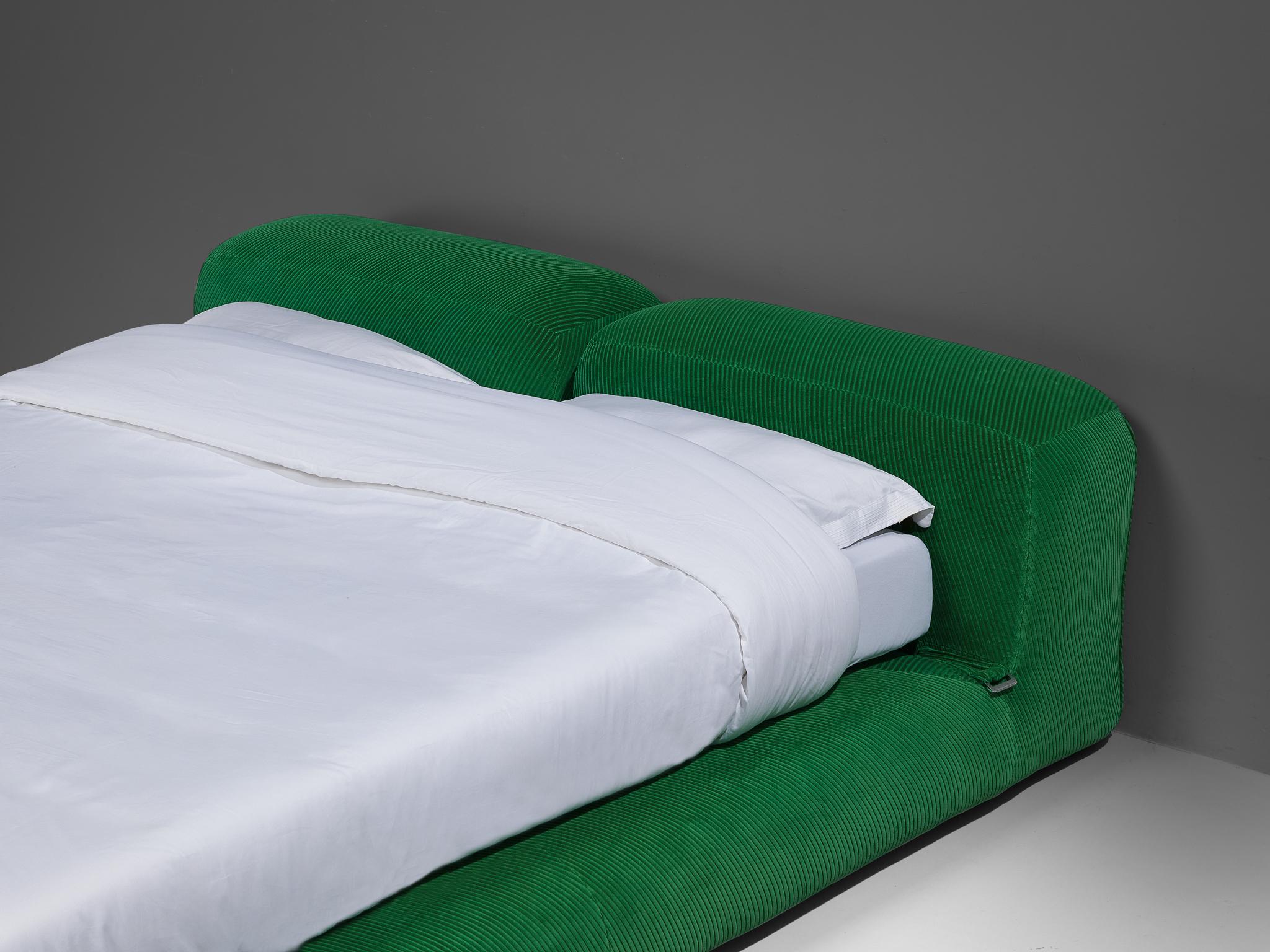 Rare Mario Bellini for Cassina 'Le Mura' Double Bed in Green Upholstery In Good Condition For Sale In Waalwijk, NL