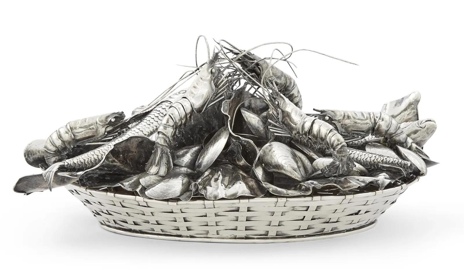 Rare panier à fruits de mer en argent italien de Mario Buccellati, circa 1950

Voici un trésor extraordinaire pour les collectionneurs et les connaisseurs : Un rare panier à fruits de mer en argent de Marin Buccellati. Réalisée avec un art