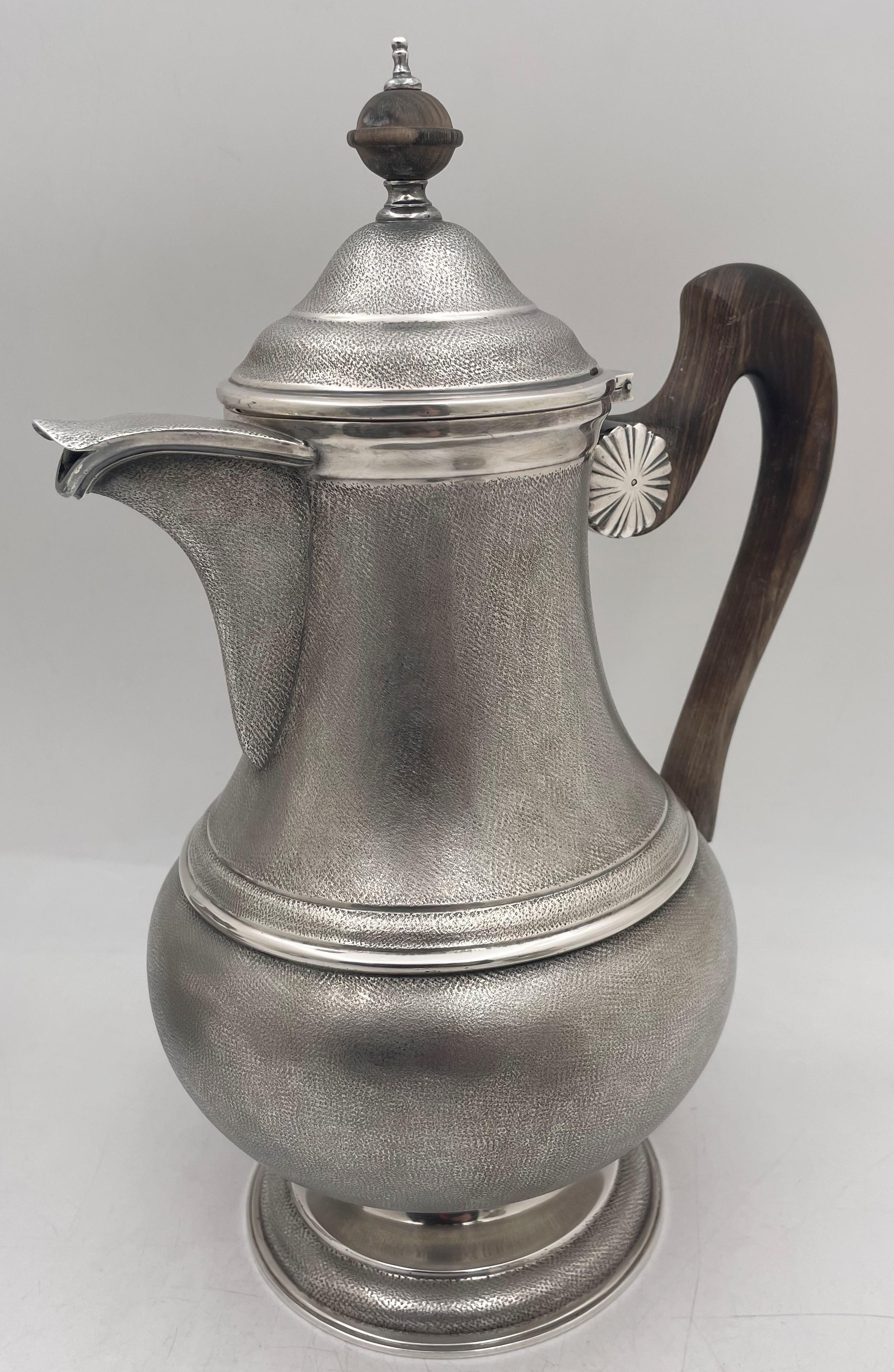 Mario Buccellati sterling silver tea and coffee set, made in a rare Buccellati technique with satin finish, with wood handles, in an elegant design, from the 20th century, consisting of:

- a coffee pot measuring 11'' in height by 8'' from handle to