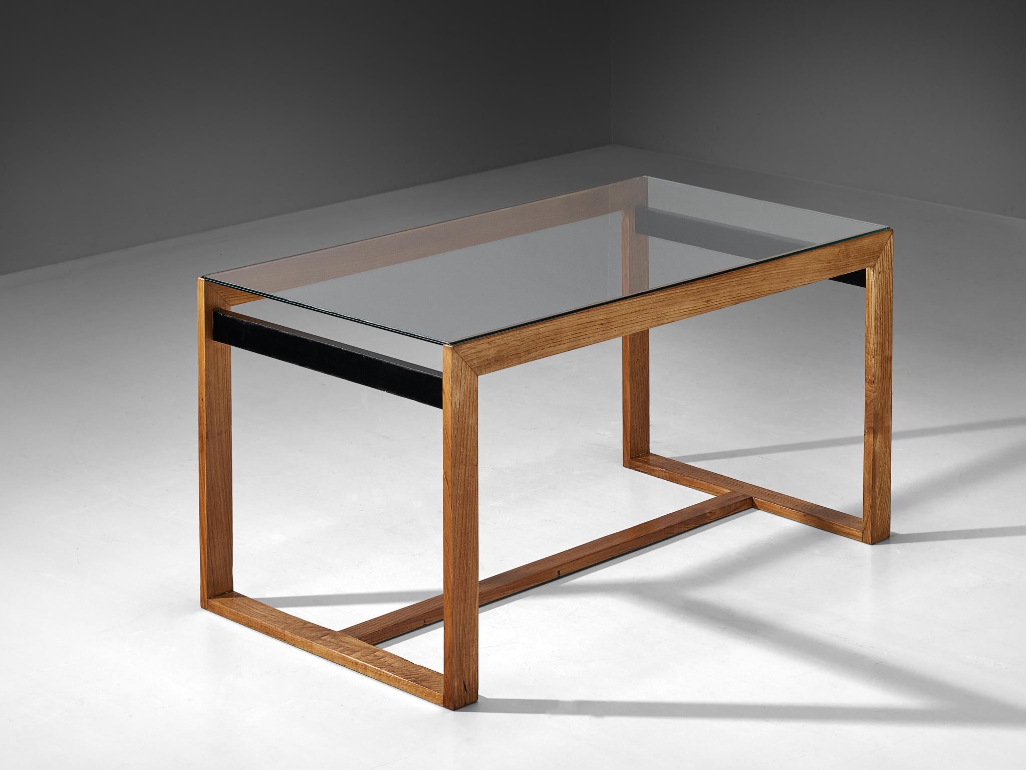Mario Ravegnani Morosini, table de salle à manger, frêne teinté, bois laqué, verre, Italie, années 1950 

L'architecte italien Mario Ravegnani Morosini a conçu cette table qui illustre les tendances modernes du milieu du siècle en mettant l'accent