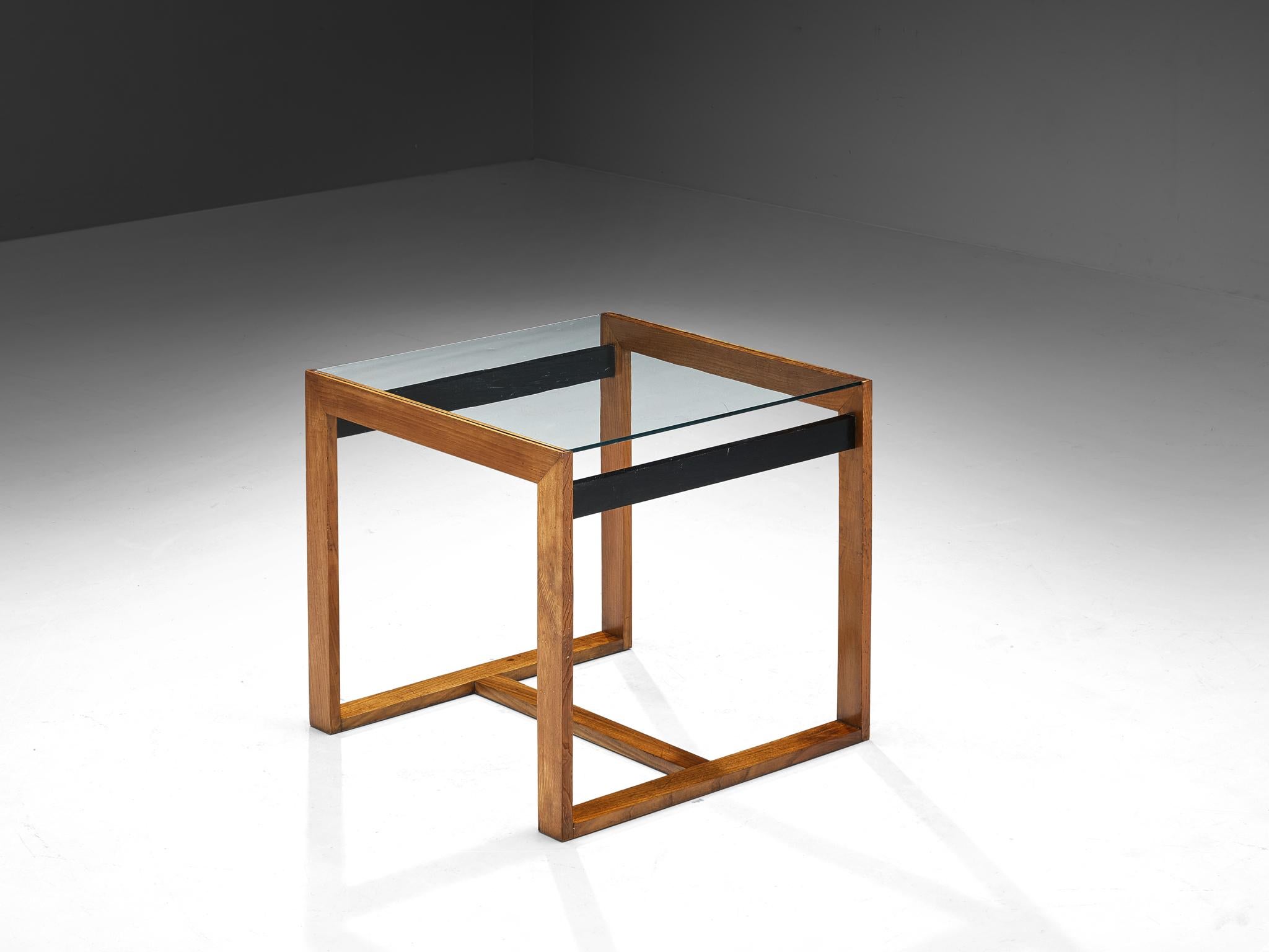 Mario Ravegnani Morosini, mesa, fresno tintado, madera lacada, cristal, Italia, años 50 

El arquitecto italiano Mario Ravegnani Morosini concibió esta mesa, que ejemplifica las tendencias modernas de mediados de siglo, centradas en la utilidad, las