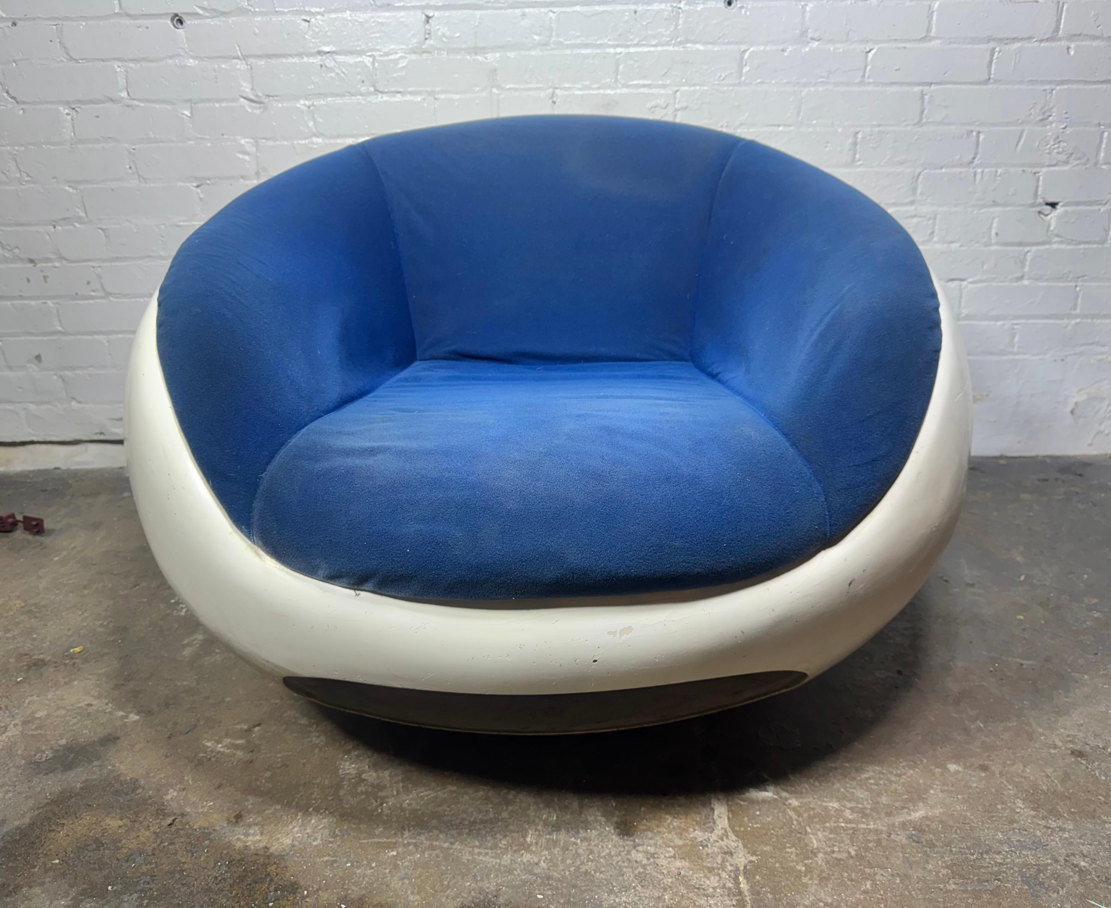 Seltener Mario Sabot 'POD' Lounge Chair , Modernist / Space Age, Made in Italy: 
1968.. Stuhl im Originalzustand,,Geringfügiges Ausbleichen,,kleinere Glasfaserkantenabplatzungen,,siehe Fotos). Insgesamt Kratzer an der Schale.. Persönliche Zustellung