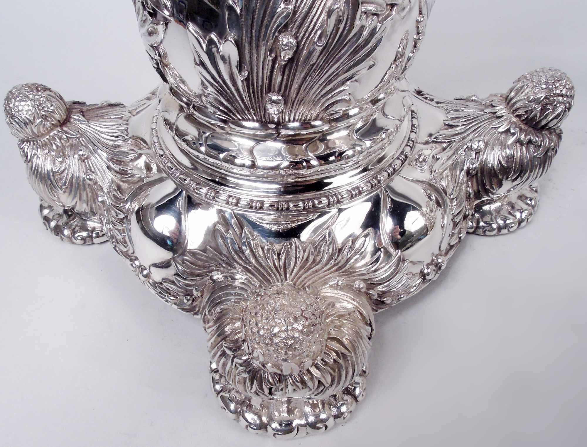 Seltenes marktfrisches Paar Tiffany-Chrysanthemen-Kandelaber mit 9 Lichtern im Angebot 5
