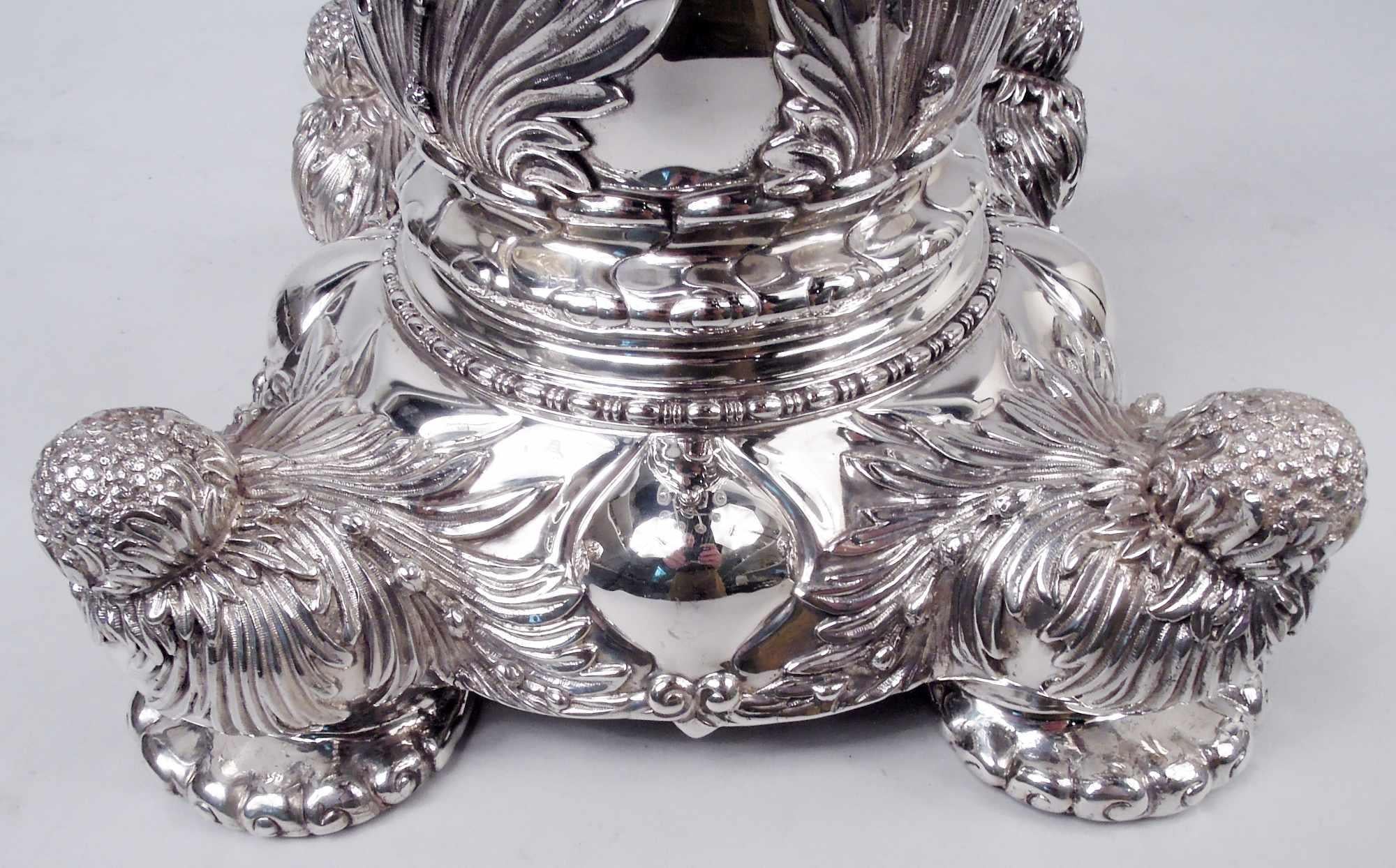 Seltenes marktfrisches Paar Tiffany-Chrysanthemen-Kandelaber mit 9 Lichtern im Angebot 6
