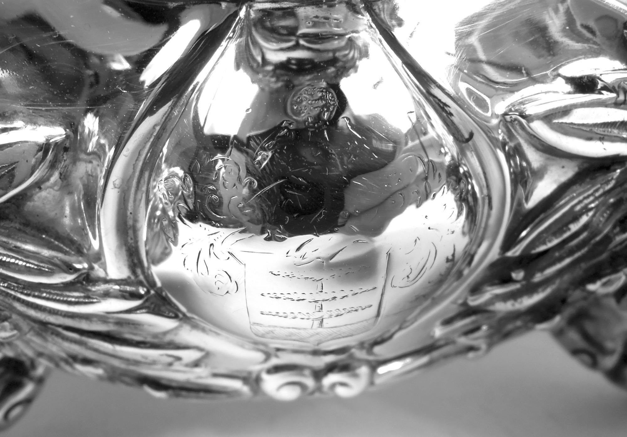 Seltenes marktfrisches Paar Tiffany-Chrysanthemen-Kandelaber mit 9 Lichtern im Angebot 7