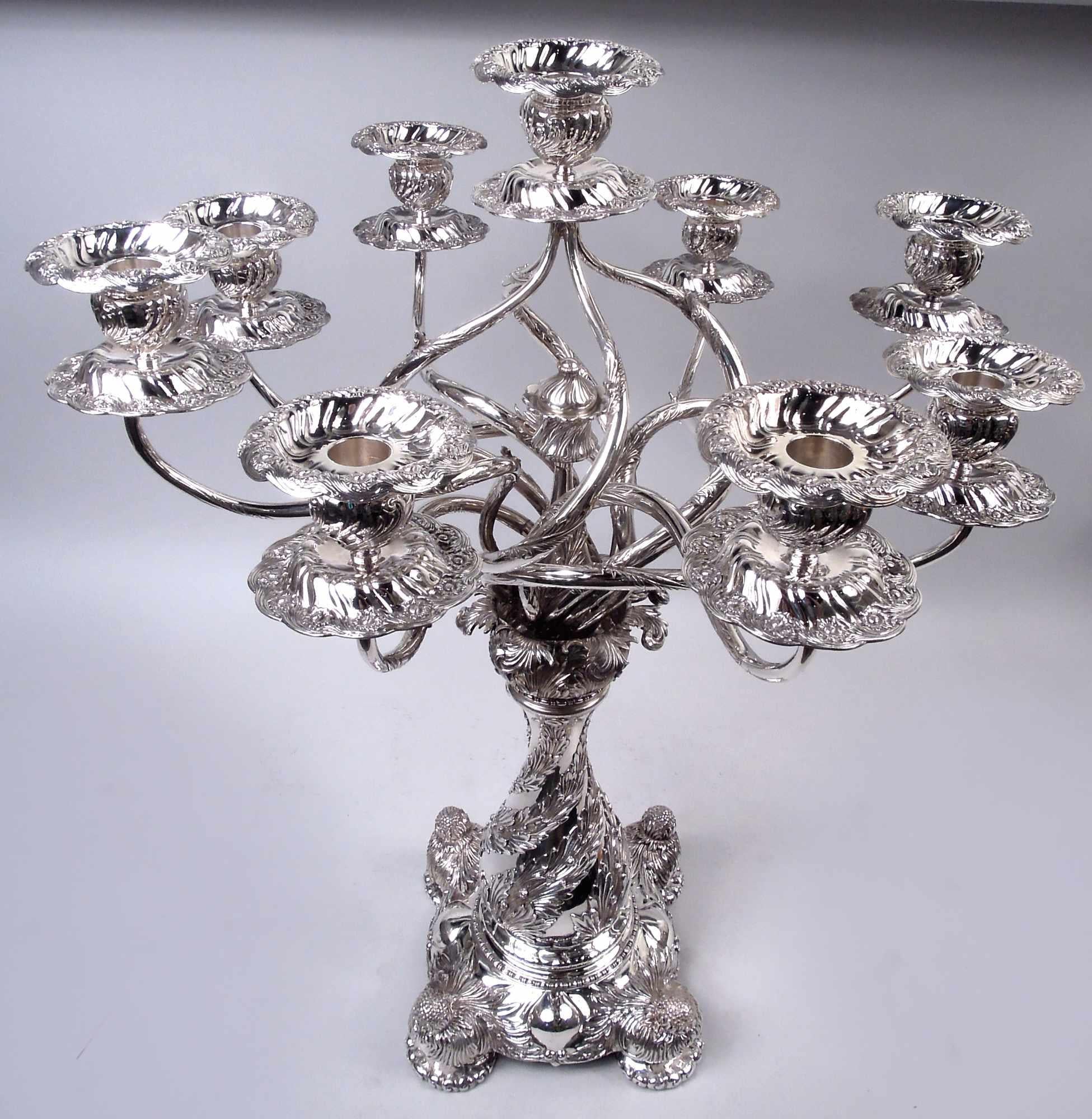 Seltenes marktfrisches Paar 9-flammiger Chrysanthemen-Kandelaber aus Sterlingsilber. Hergestellt von Tiffany & Co. in New York, ca. 1892.

Massiver Balusterschaft auf 4 runden Knaufstützen, jede mit einem einzelnen gewölbten Blumenkopf versehen.