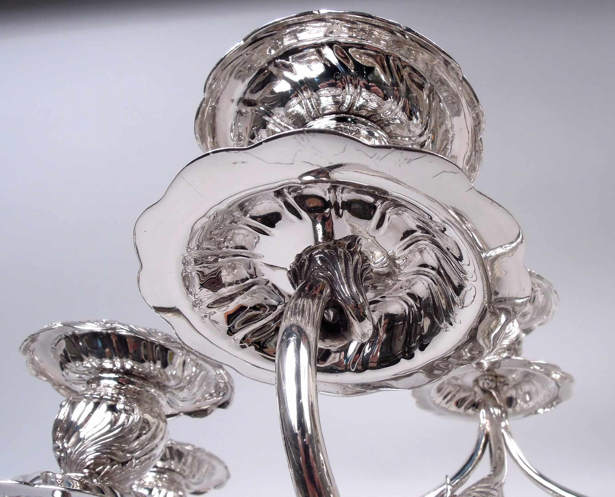 Seltenes marktfrisches Paar Tiffany-Chrysanthemen-Kandelaber mit 9 Lichtern im Zustand „Gut“ im Angebot in New York, NY