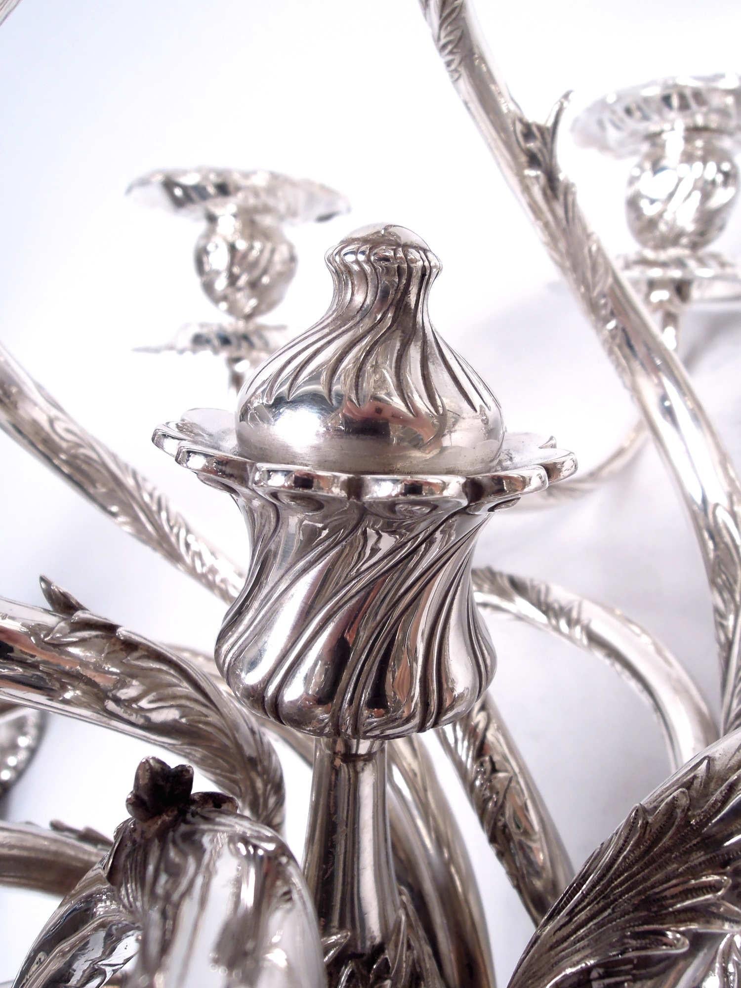 Seltenes marktfrisches Paar Tiffany-Chrysanthemen-Kandelaber mit 9 Lichtern (Sterlingsilber) im Angebot