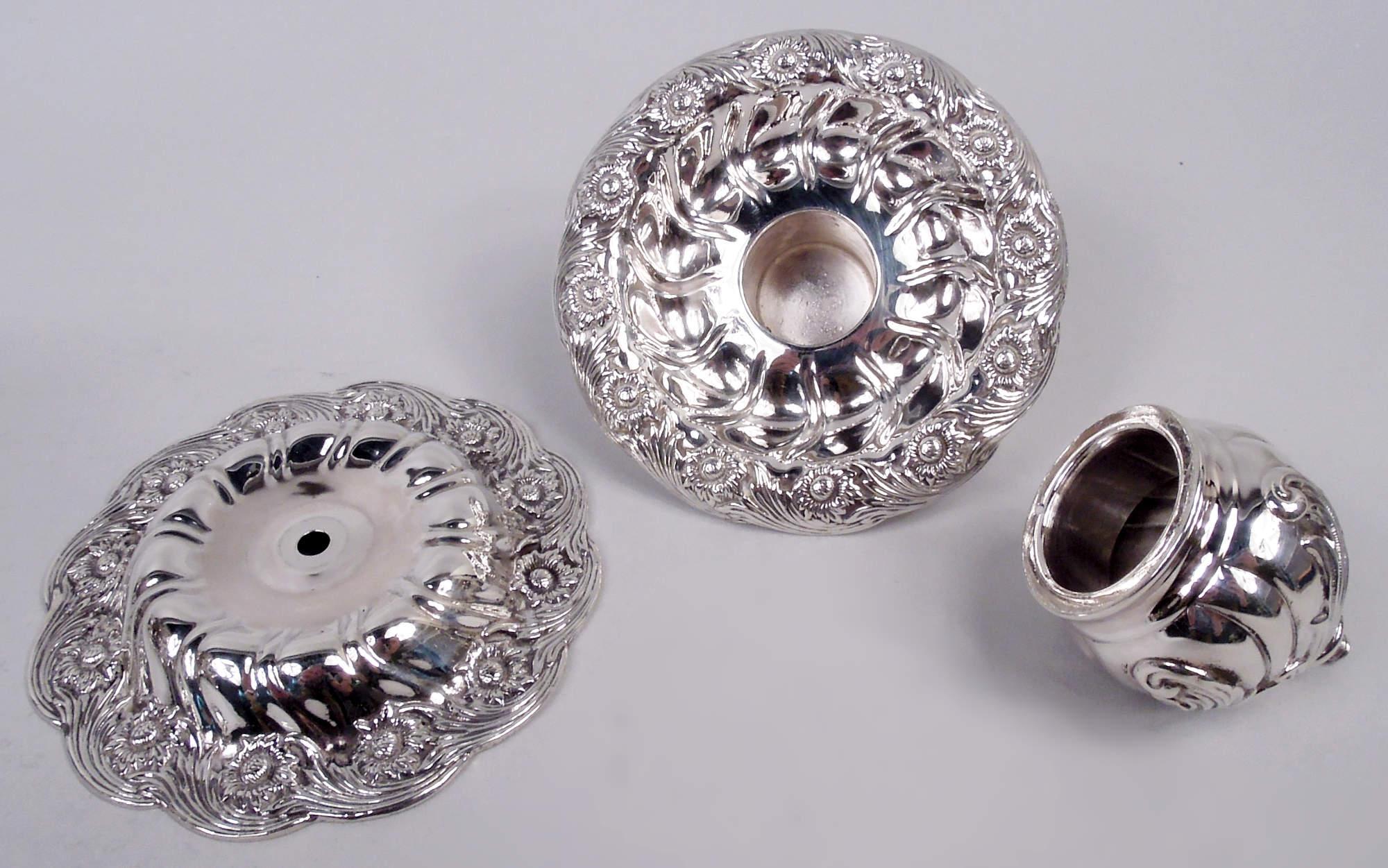 Seltenes marktfrisches Paar Tiffany-Chrysanthemen-Kandelaber mit 9 Lichtern im Angebot 1