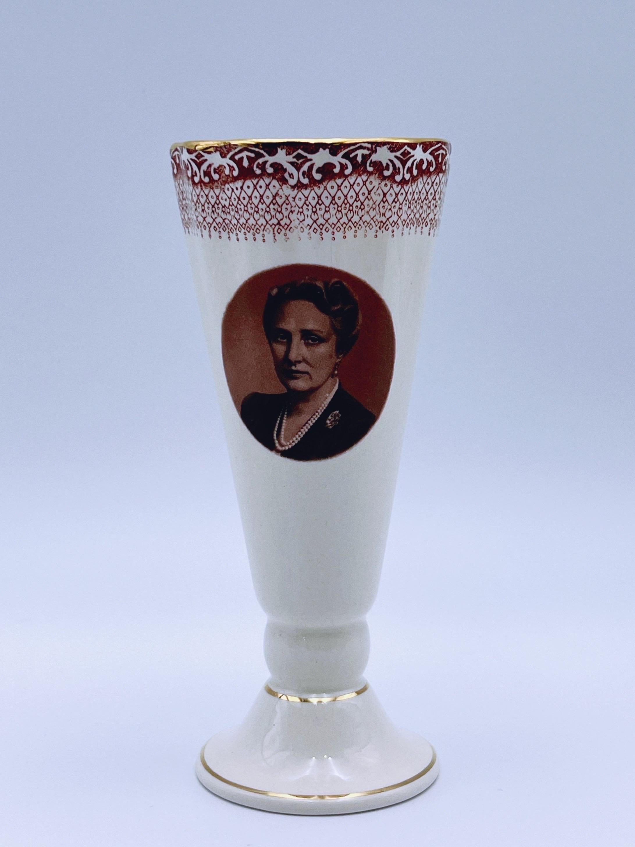 RARO Vaso commemorativo d'epoca degli anni '50 con al centro il ritratto di 