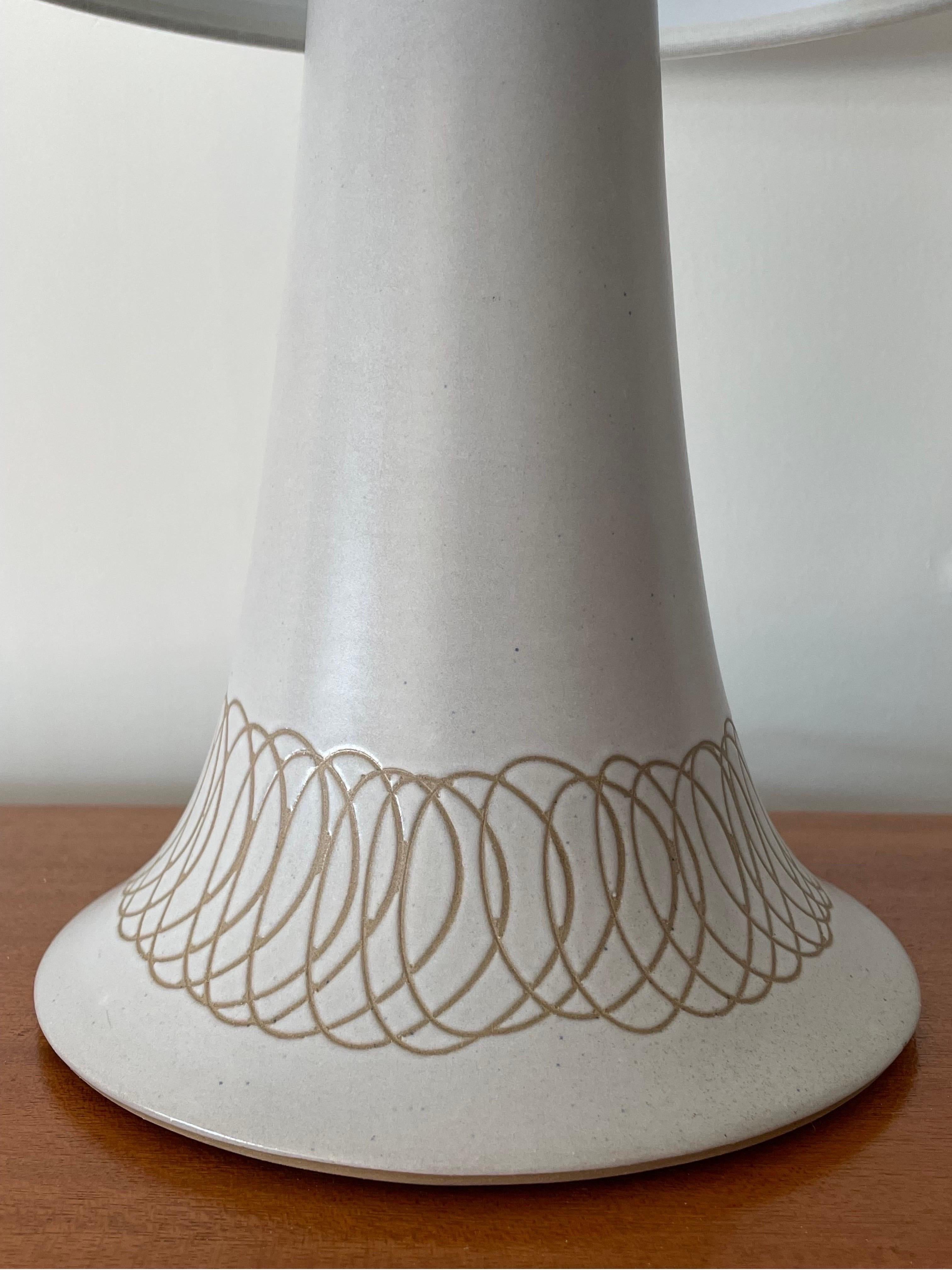 Rare et inhabituelle lampe de table réalisée par le célèbre duo de céramistes Jane et Gordon Martz pour Marshall Studios. Le design est en forme de spirale et le corps est gradué. Détails incisés sur le bas. 

Dimensions générales :
18,5 de