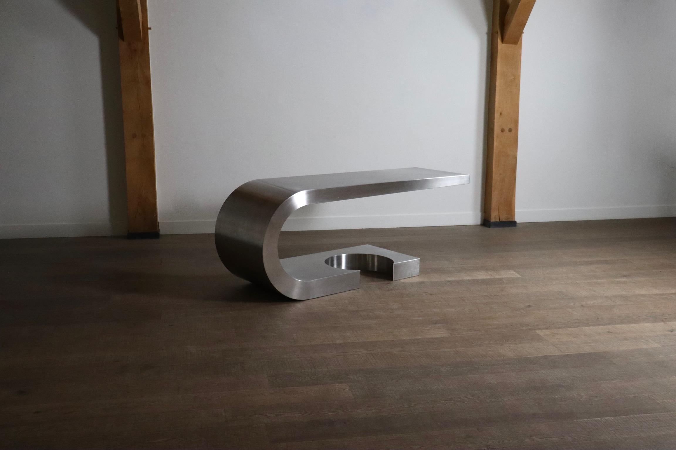 Einer von nur 40 jemals produzierten Exemplaren.
Der Diapason-Schreibtisch aus Edelstahl von Marzio Cecchi für Studio Most Firenze, 1970er Jahre. Sein schlankes Design zeichnet sich durch eine freitragende, spitz zulaufende Platte mit geschwungener