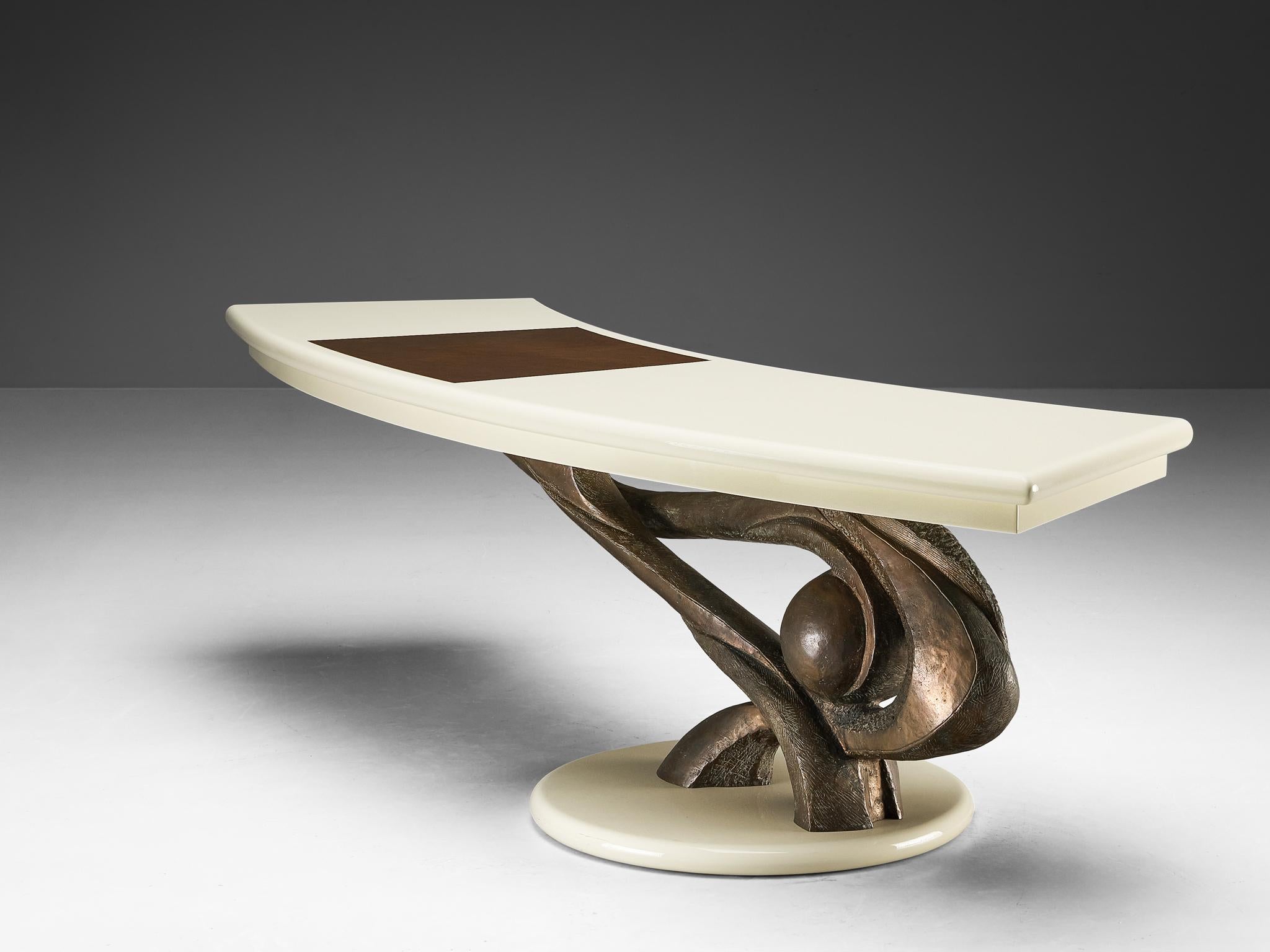 Marzio Cecchi, Schreibtisch, lackiertes Holz, lackiertes Eisen, Bronze, Leder, Italien, 1985
 
Der italienische Designer Marzio Cecchi (1940-1990) hat dieses bemerkenswerte Büro-Set entworfen, das eine wahre Augenweide ist. Der Bürotisch zeichnet