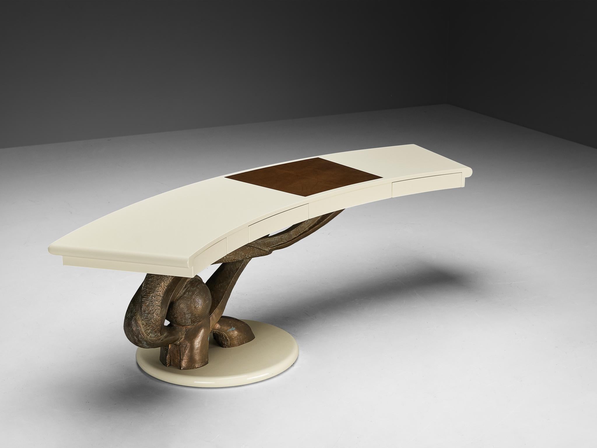 Seltener Marzio Cecchi-Schreibtisch mit geformtem Bronzesockel (Postmoderne) im Angebot