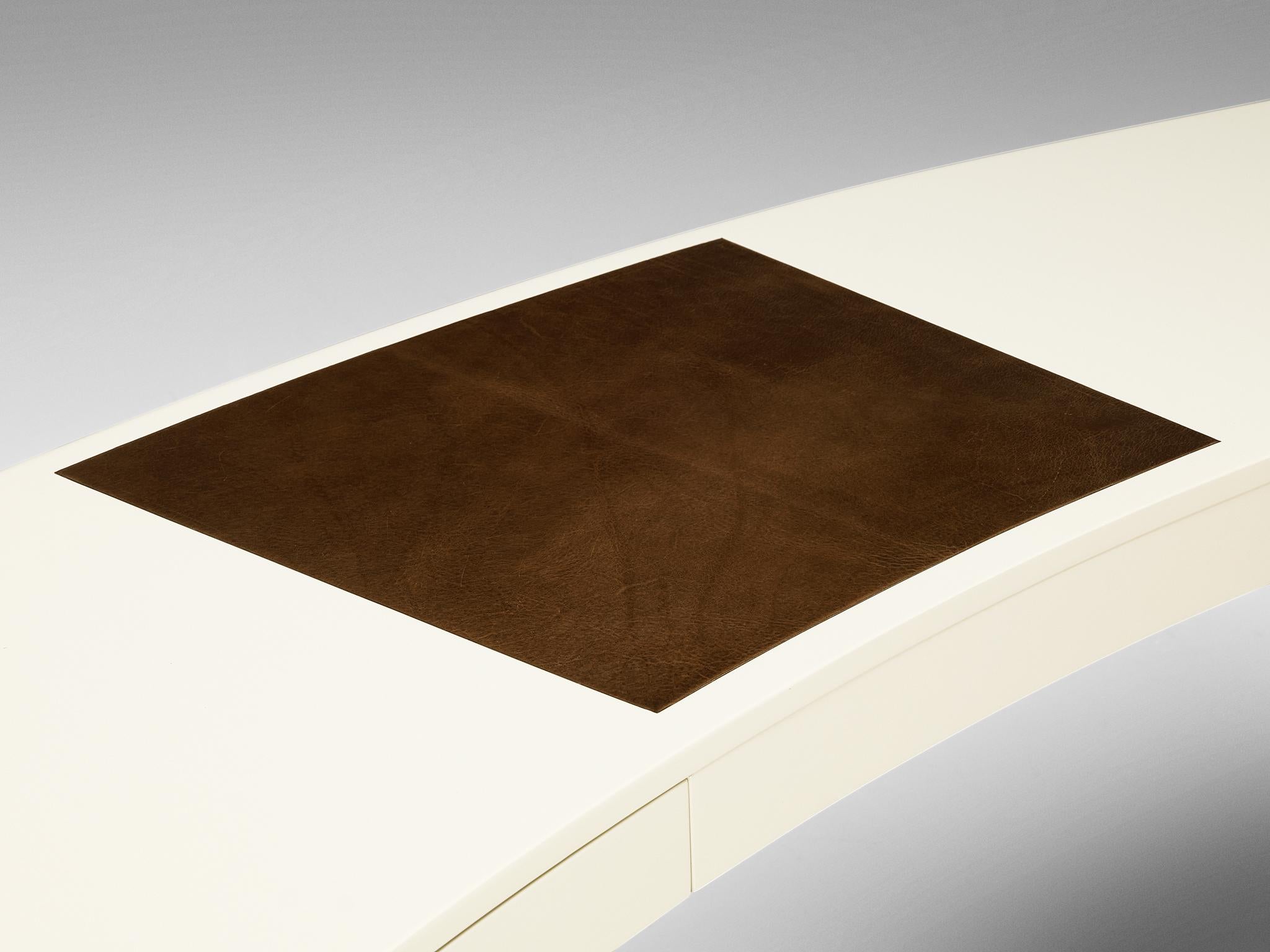 Seltener Marzio Cecchi-Schreibtisch mit geformtem Bronzesockel (Italienisch) im Angebot