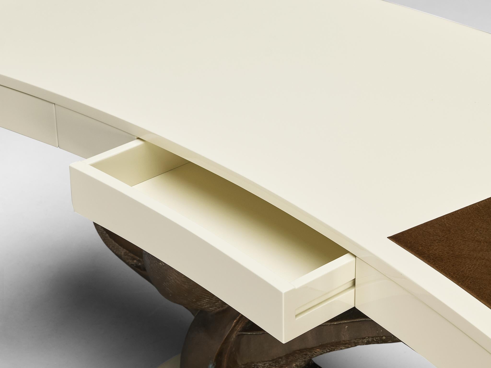 Seltener Marzio Cecchi-Schreibtisch mit geformtem Bronzesockel im Angebot 1