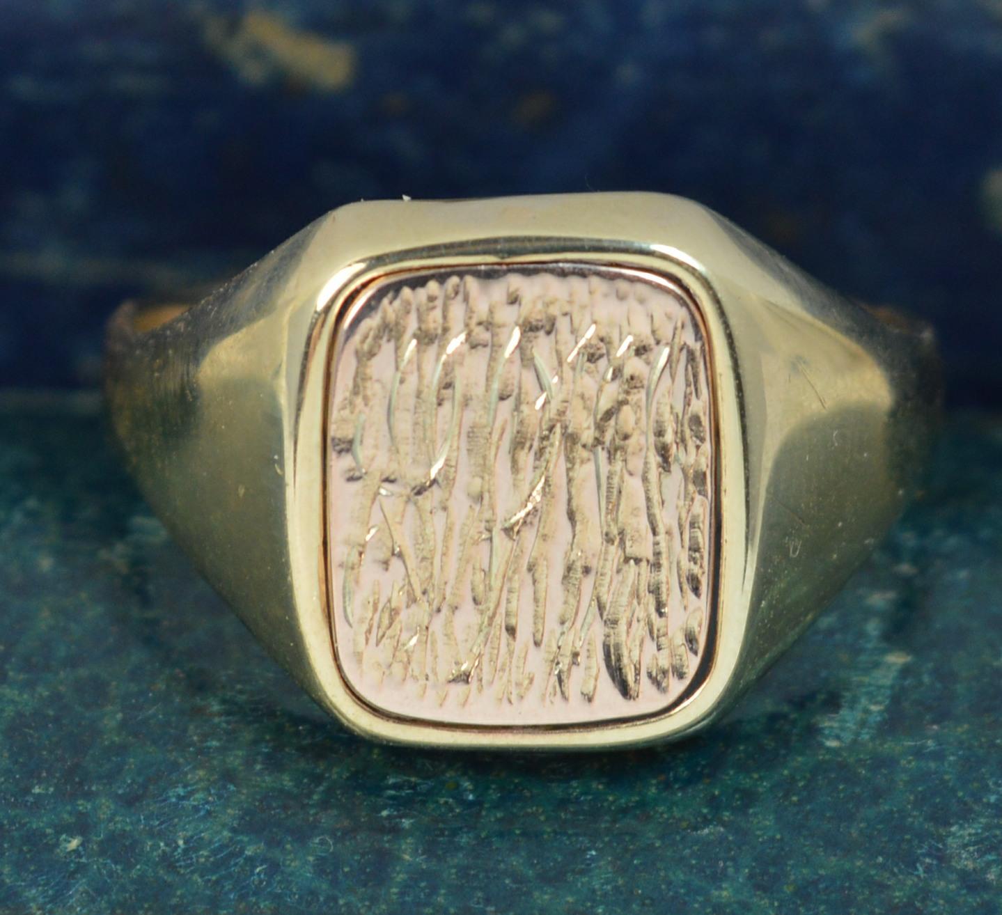 A mens Masonic signet ring. Solid 9 carat yellow gold band. Enamel swivel front to measure 9mm x 11mm approx with masons pattern one side and etched finish the other.
Size ; R 1/2 UK, 8 3/4 US

Condition ; Good for age. Clean band, polished. Secure