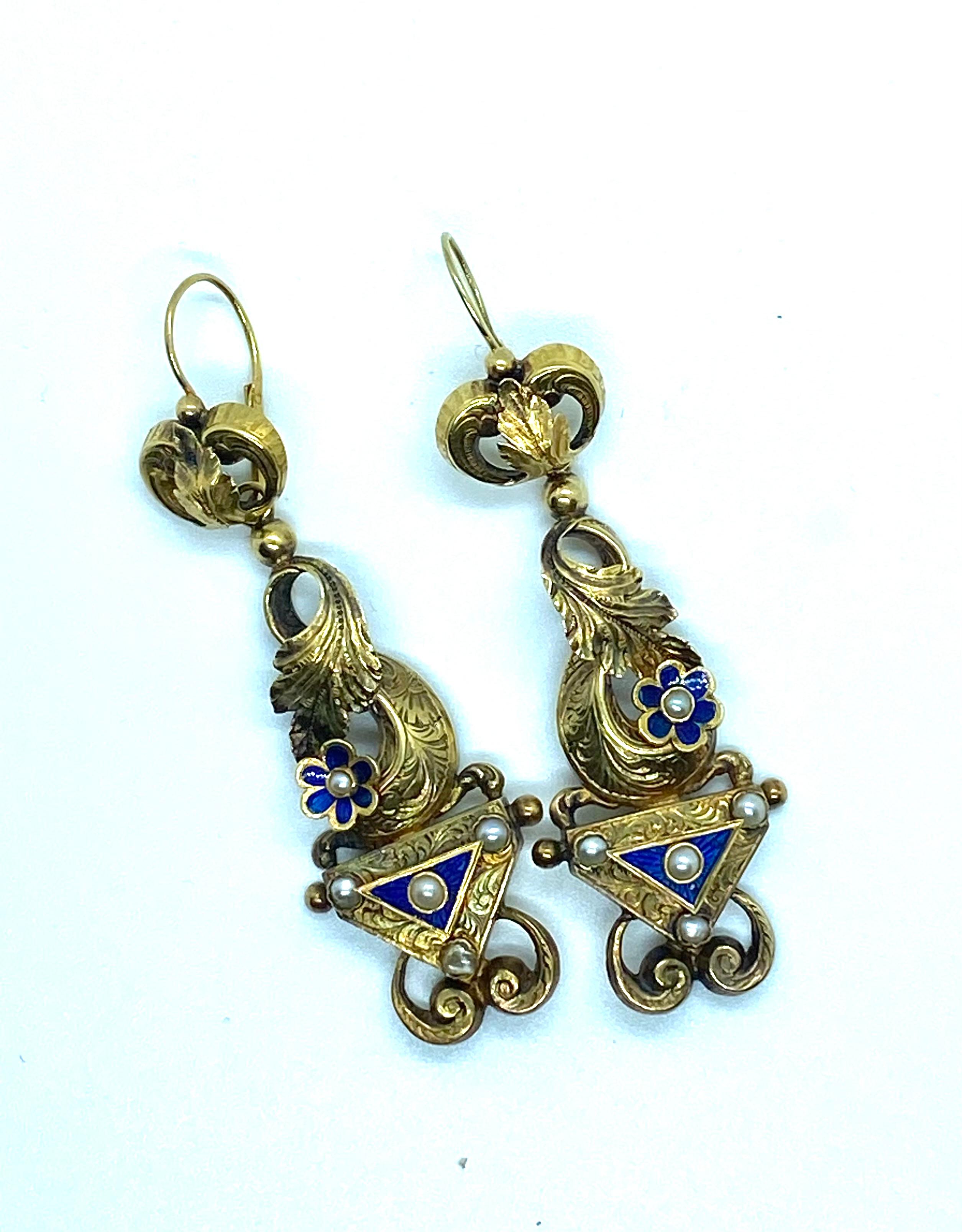 Refined earrings of French manufacture, early 19th century.
Made of 18K gold, with blue enamels and beads, they highlight Masonic symbols.
Perfect conditions