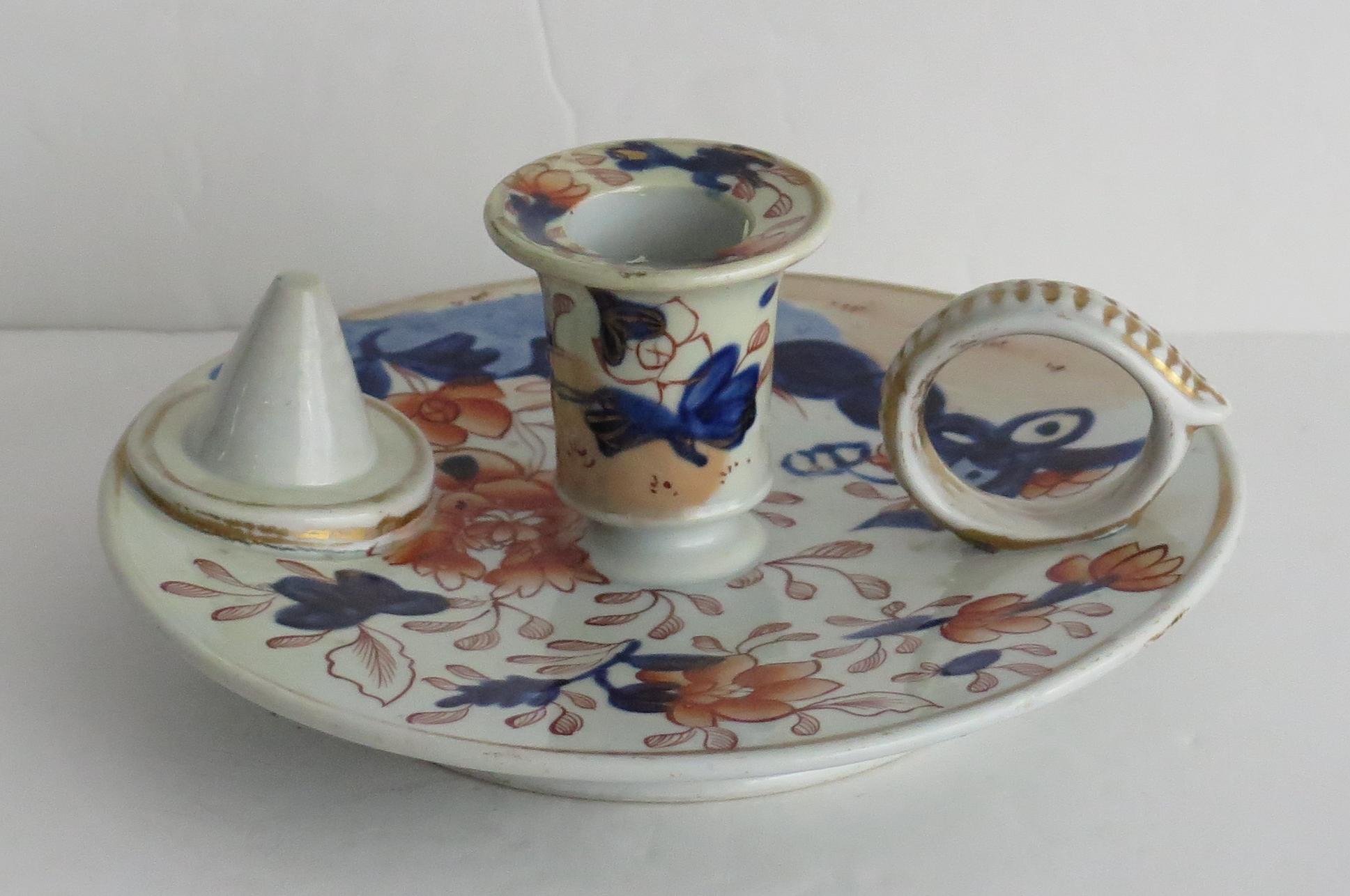 Si tratta di un rarissimo bastone da camera in ceramica Ironstone, prodotto dalla fabbrica Mason's a Lane Delph, Staffordshire, Inghilterra, intorno al 1818.

Il bastone da camera è circolare con un manico ad anello sollevato su un piede