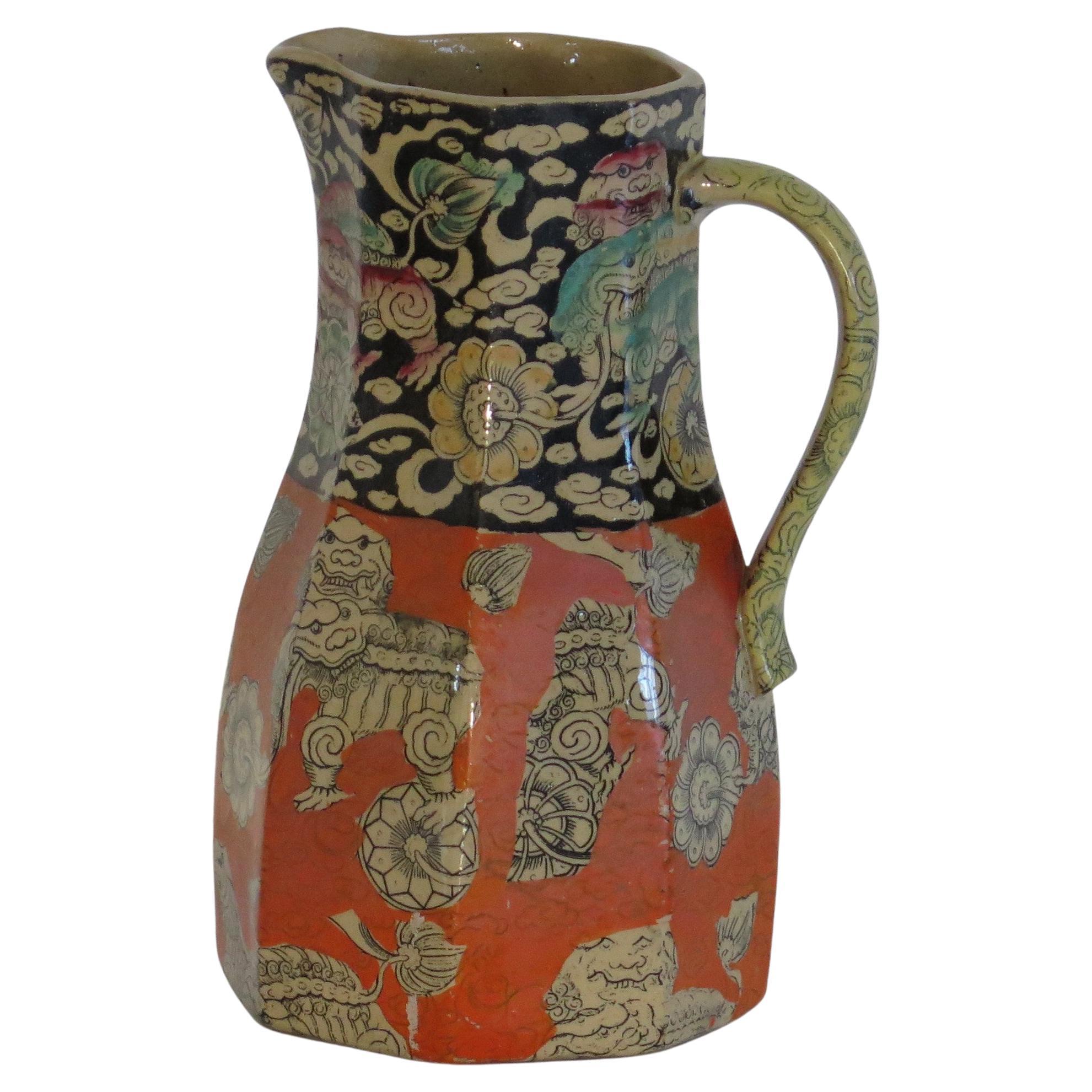 Il s'agit d'une cruche ou d'un pichet de forme rare fabriqué par la poterie Mason's Ironstone dans le motif Bandana et réalisé pour la Grande Exposition de Londres en 1851, comme l'atteste la marque imprimée sur la base.

La cruche est élégamment