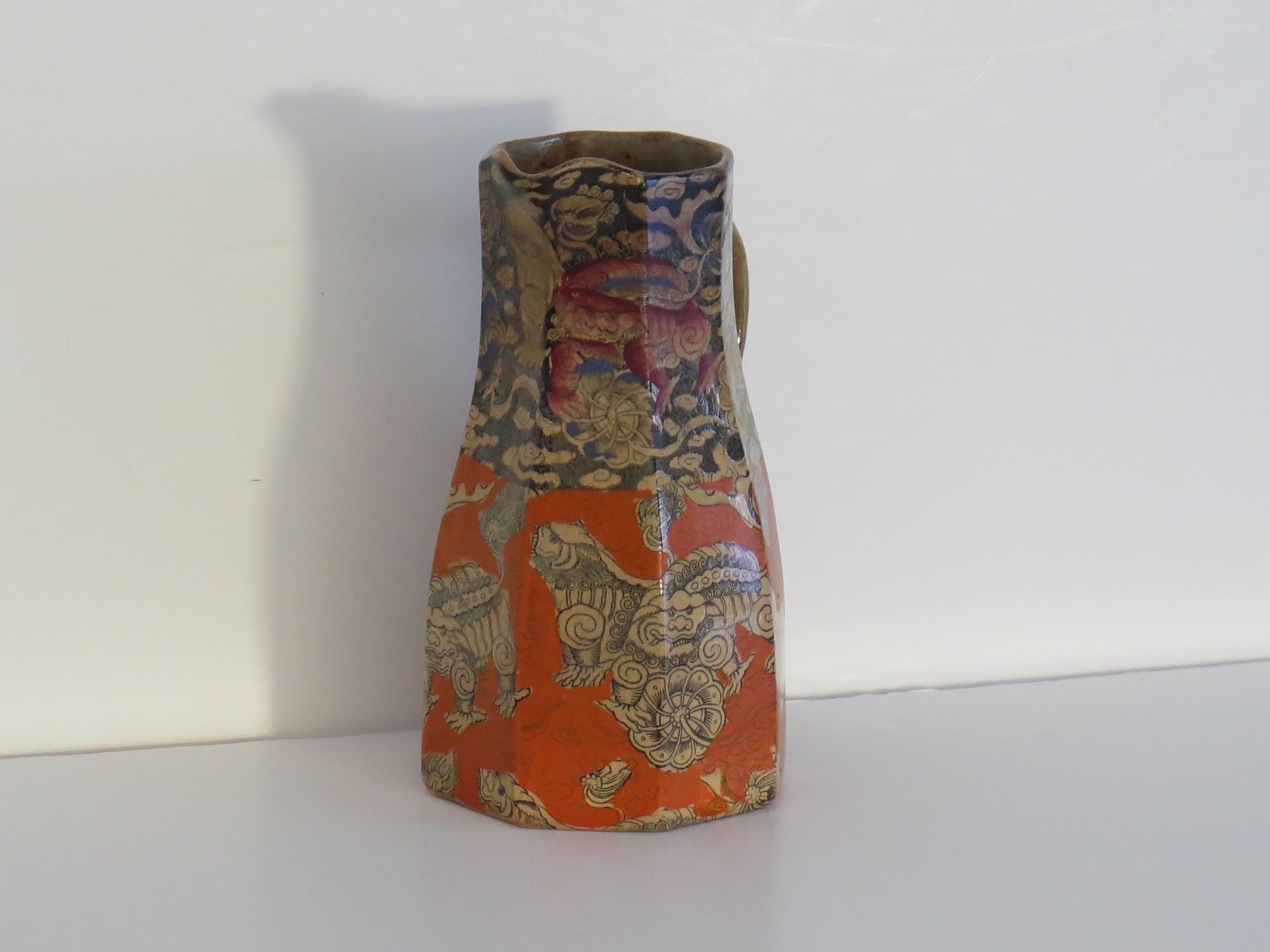 Se trata de una jarra o cántaro de forma poco común, fabricado por la cerámica Mason's Ironstone con el modelo Bandana y realizado para la Exposición de 1851, como lo corrobora la marca impresa en la base.

La jarra tiene una elegante forma