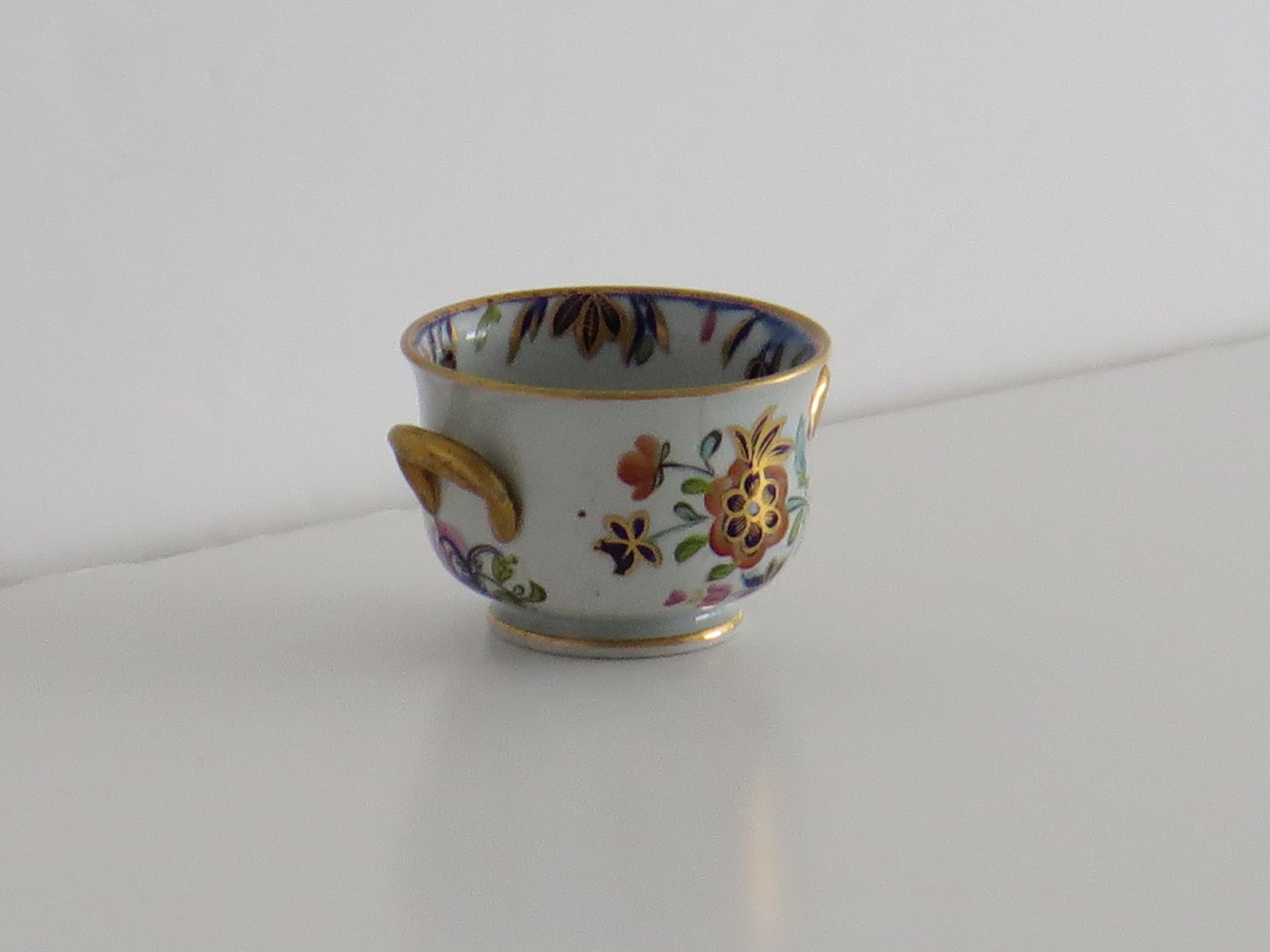 Se trata de un raro cuenco de Mason's Ironstone en miniatura, decorado con un bello motivo floral dorado pintado a mano, que datamos hacia 1820.

Los objetos en miniatura o de juguete de Mason's Ironstone son muy difíciles de encontrar hoy en