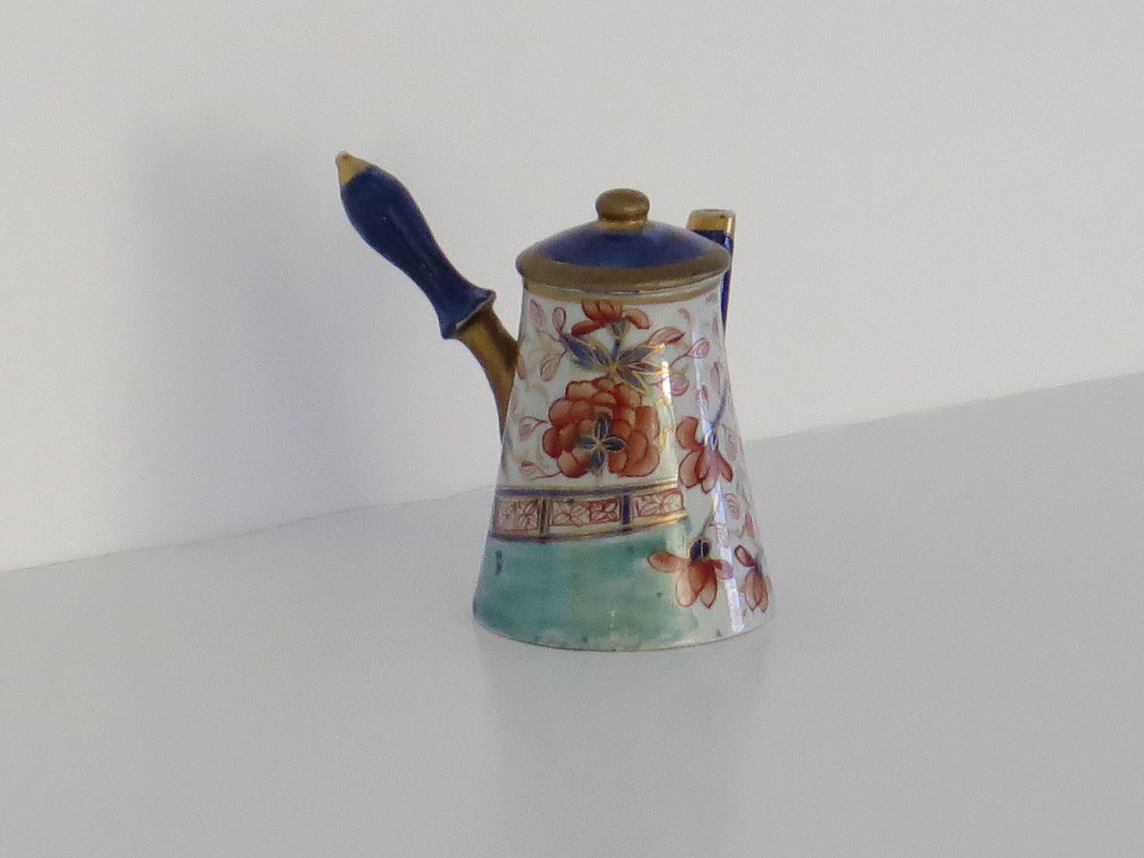 Rare Mason's Ironstone Miniature Coffee Pot in Gold Rose Japan pattern, Ca 1820 In Good Condition For Sale In Lincoln, Lincolnshire