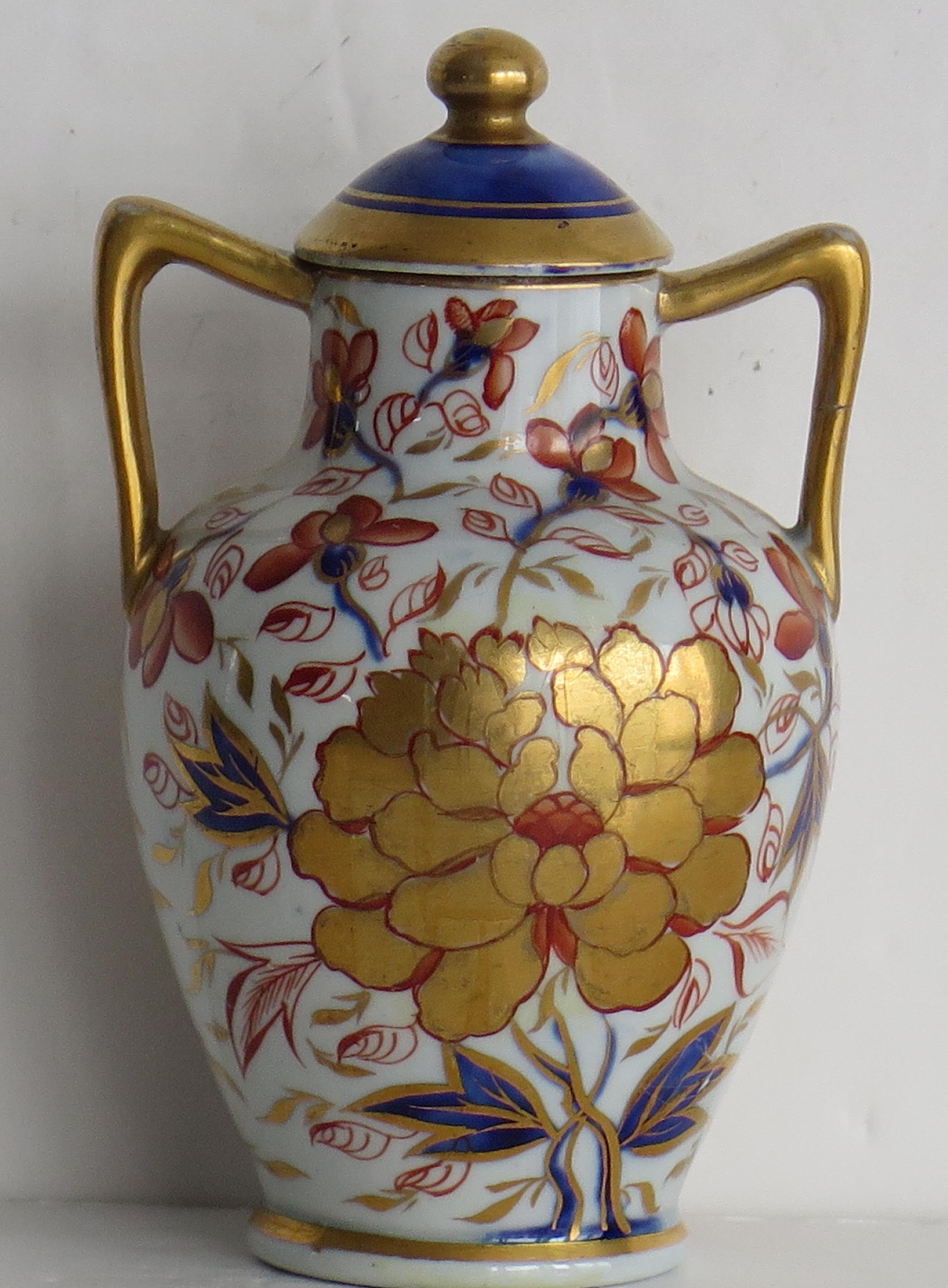 Hand-Painted Rare Mason's Ironstone Miniature Urn in Gold Rose Japan Pattern, circa 1820 For Sale