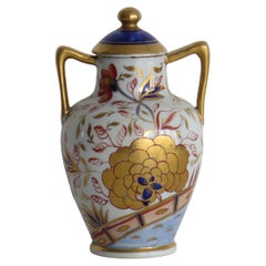 Rara urna en miniatura de Mason's Ironstone con diseño de rosa dorada de Japón, hacia 1820