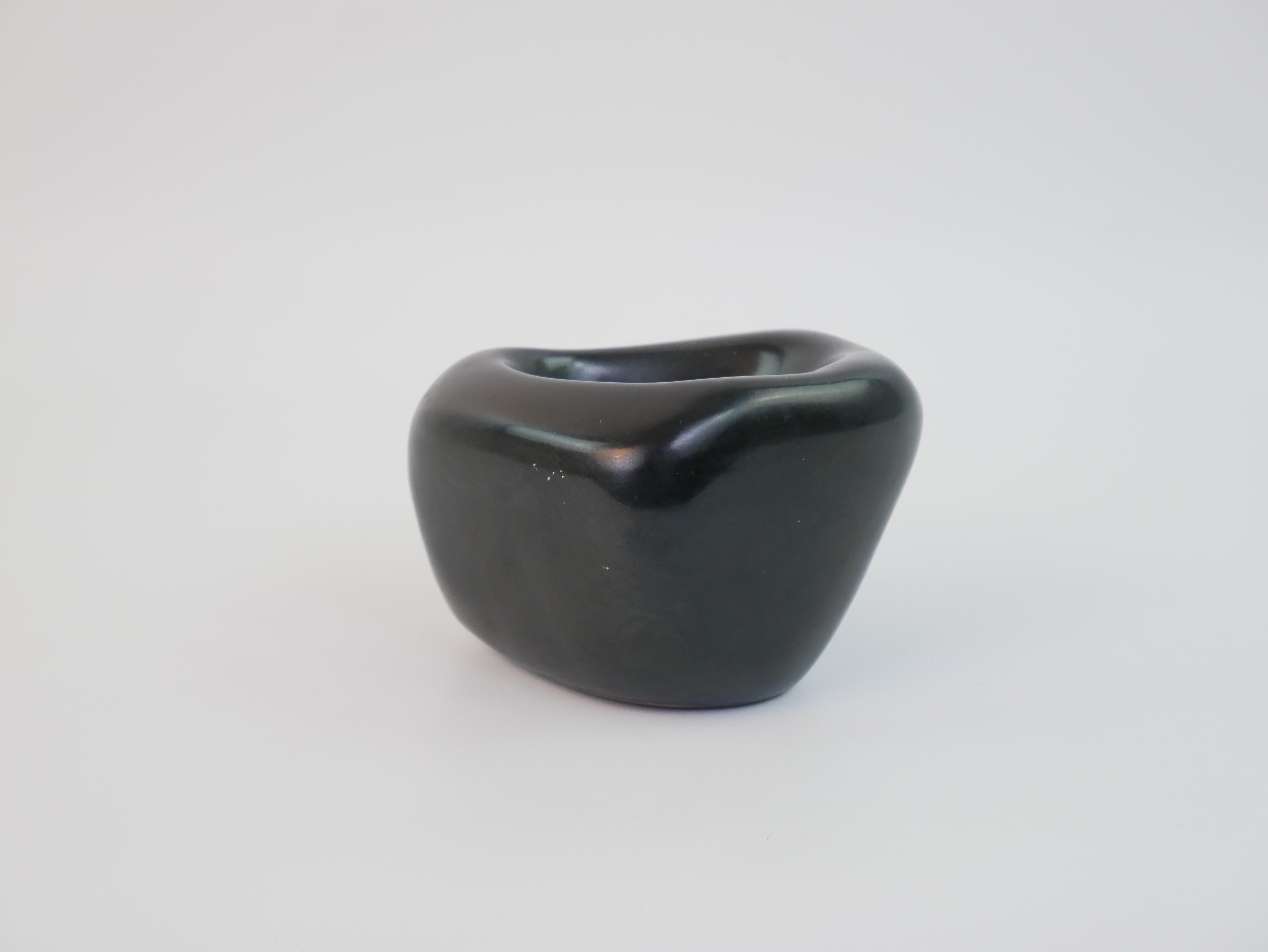 Rare mat black ceramic ashtray by Denise Gatard In Excellent Condition For Sale In NICE, FR