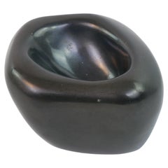 Raro cenicero de cerámica negra mate de Denise Gatard