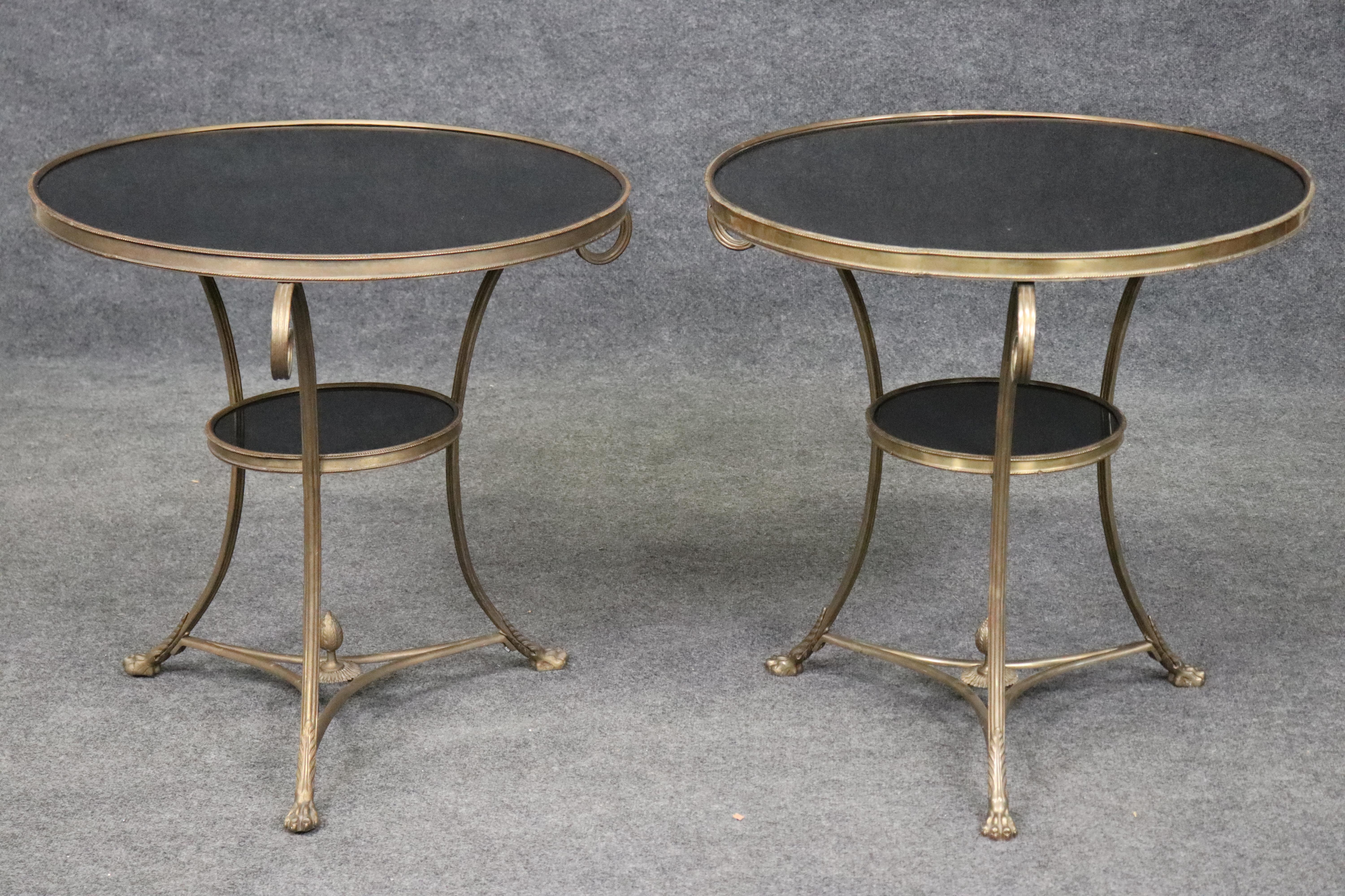 Néo-classique Rare paire assortie de grands Gueridons en bronze massif et granit noir en vente