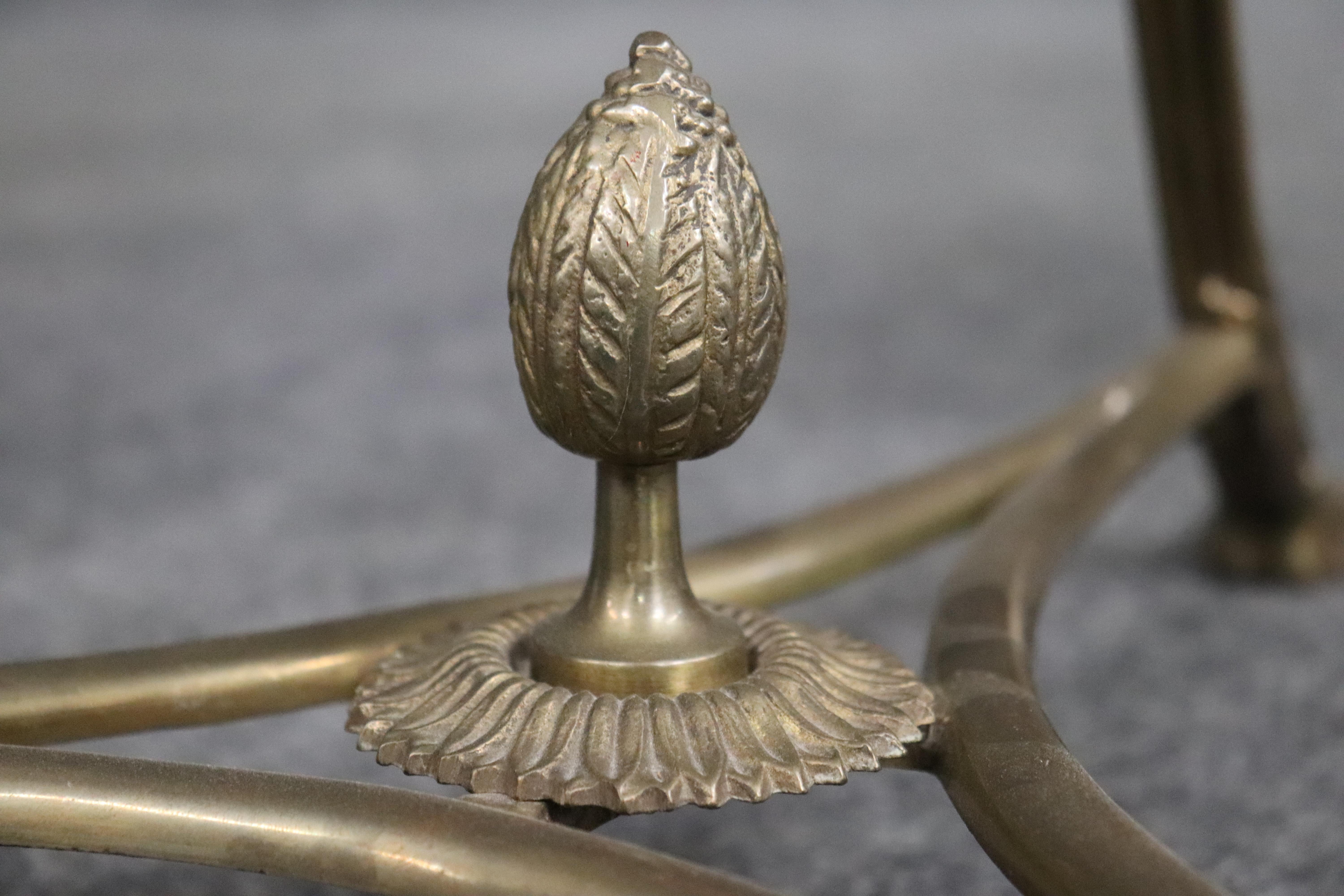 Bronze Rare paire assortie de grands Gueridons en bronze massif et granit noir en vente