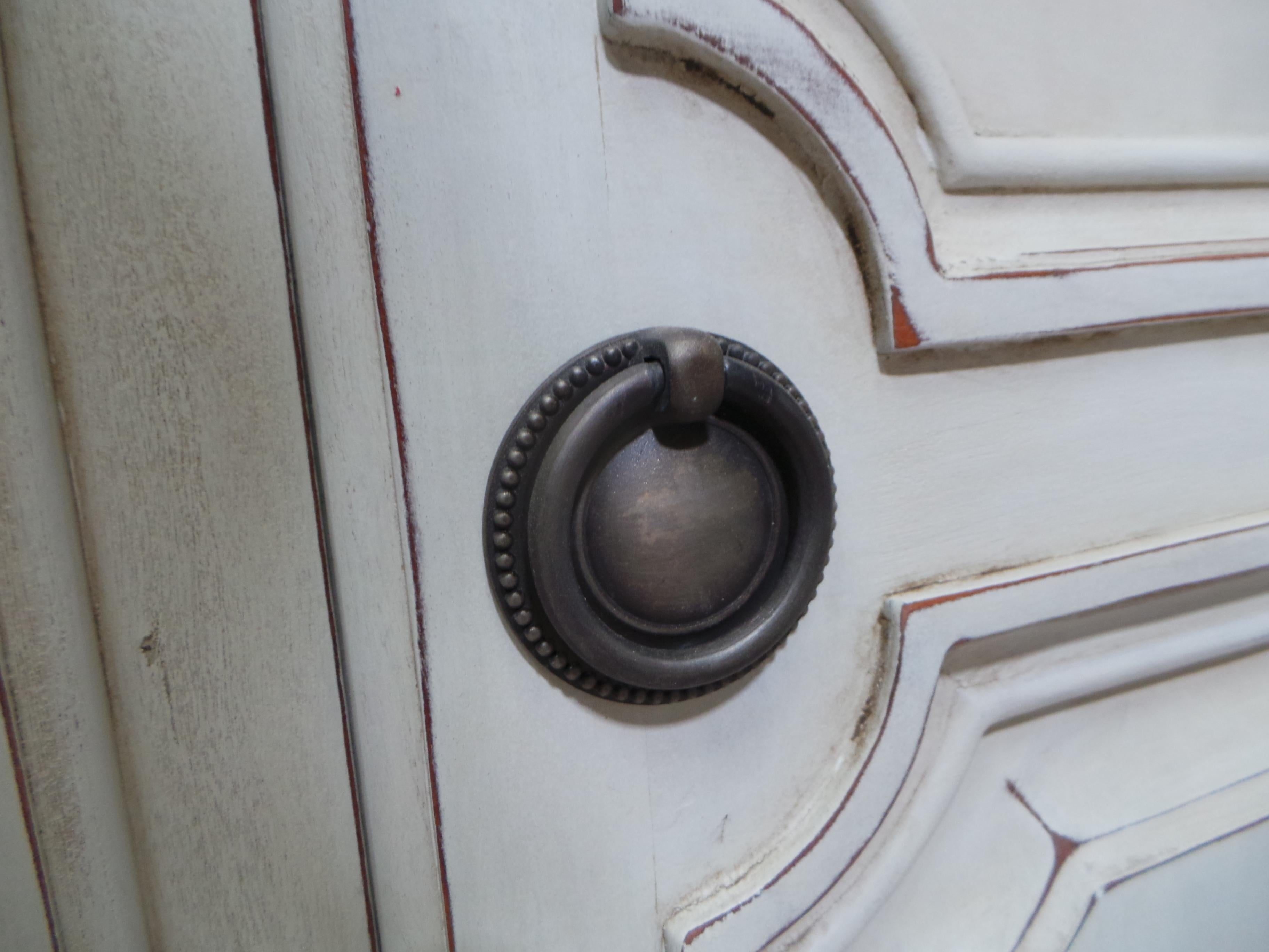 Si tratta di un rarissimo set di 2 armadi in stile gustaviano. Entrambi sono stati appena restaurati e ridipinti con la vernice al latte 