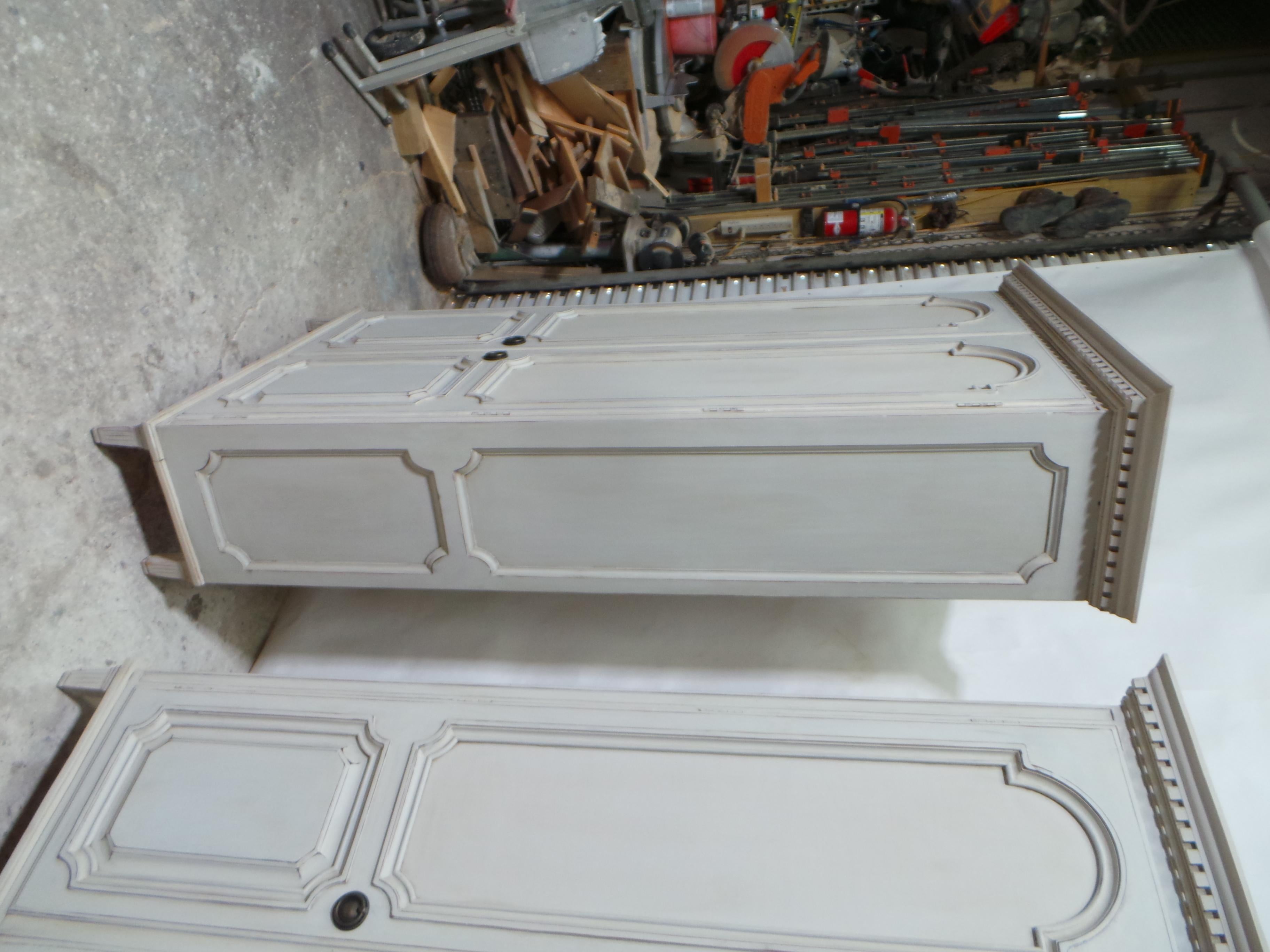 RARO Armadio abbinato in stile gustaviano In condizioni buone in vendita a Hollywood, FL