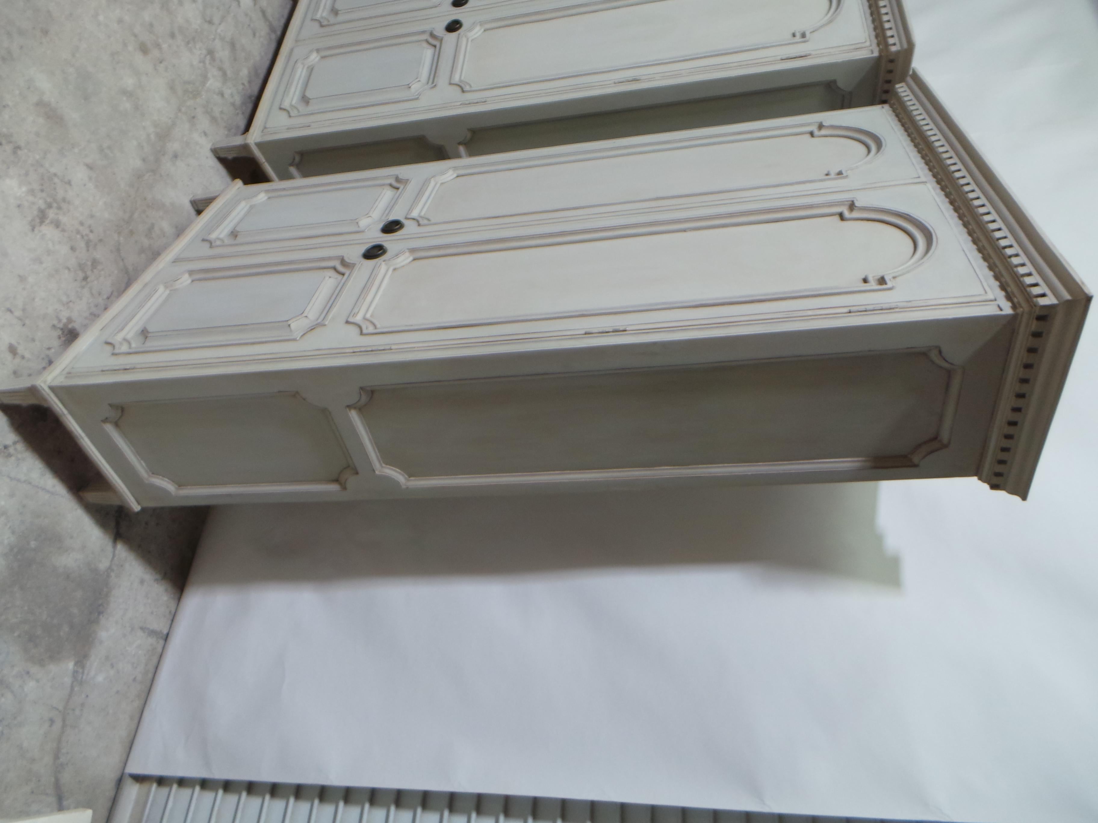 Metà XX secolo RARO Armadio abbinato in stile gustaviano in vendita