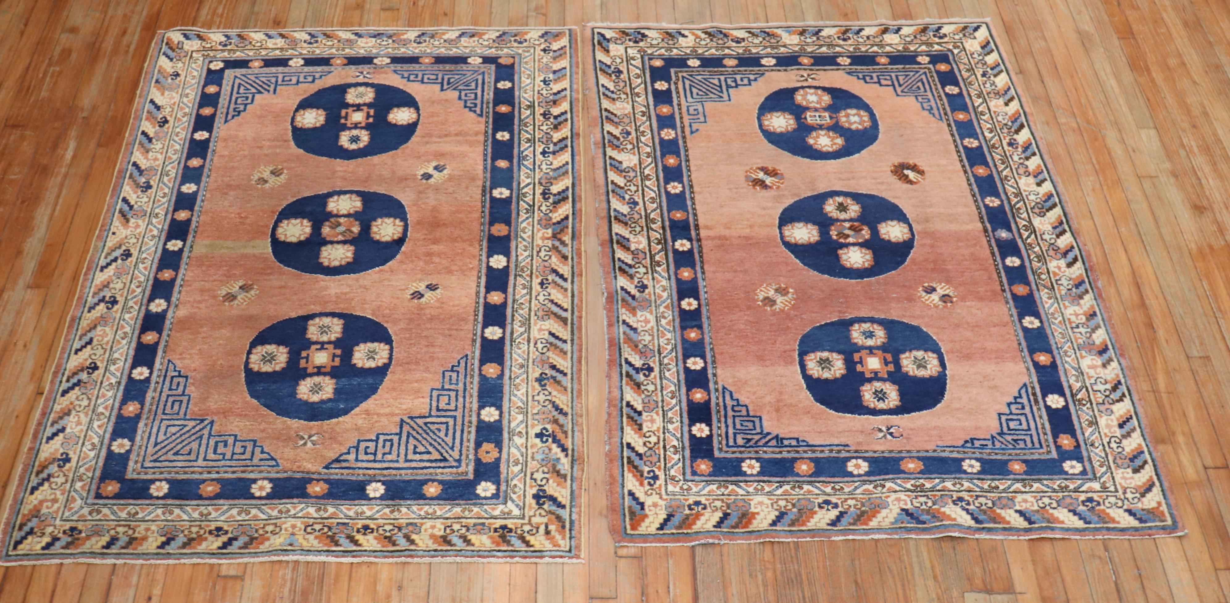 Seltenes passendes Paar antiker Khotan-Teppiche im Angebot 9