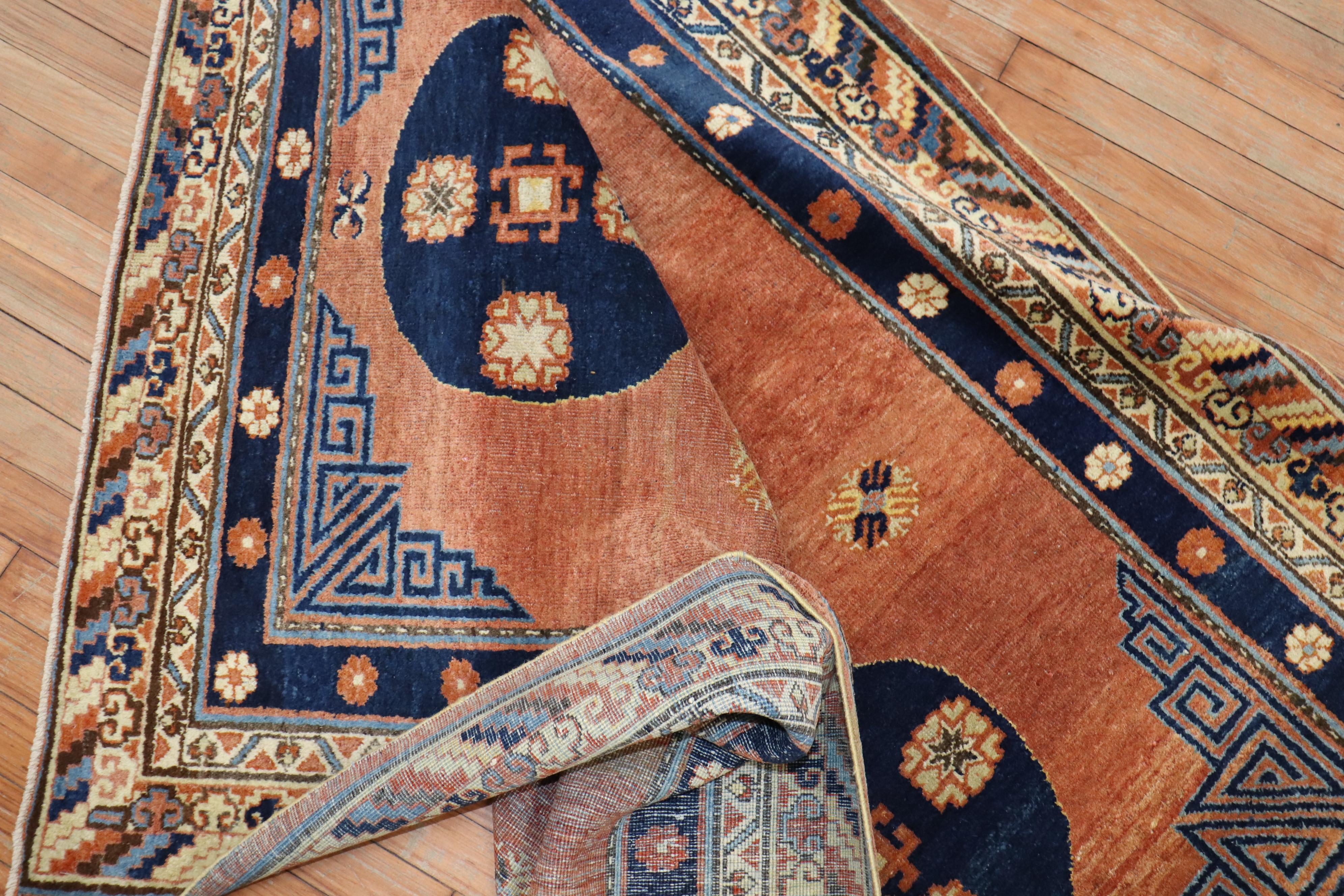 Rarissima coppia di khotan antichi abbinati: uno misura 4'1'' x 5'11'' e l'altro 4'4'' x 6'2''.