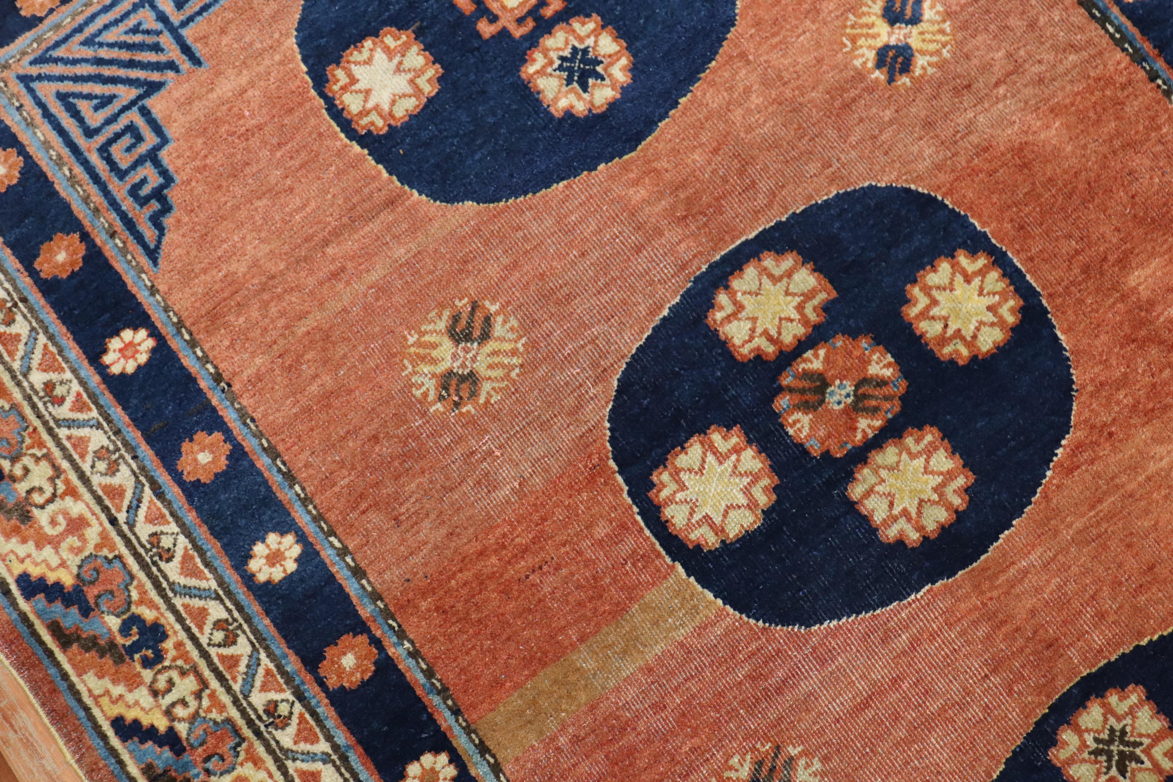 Seltenes passendes Paar antiker Khotan-Teppiche im Zustand „Gut“ im Angebot in New York, NY