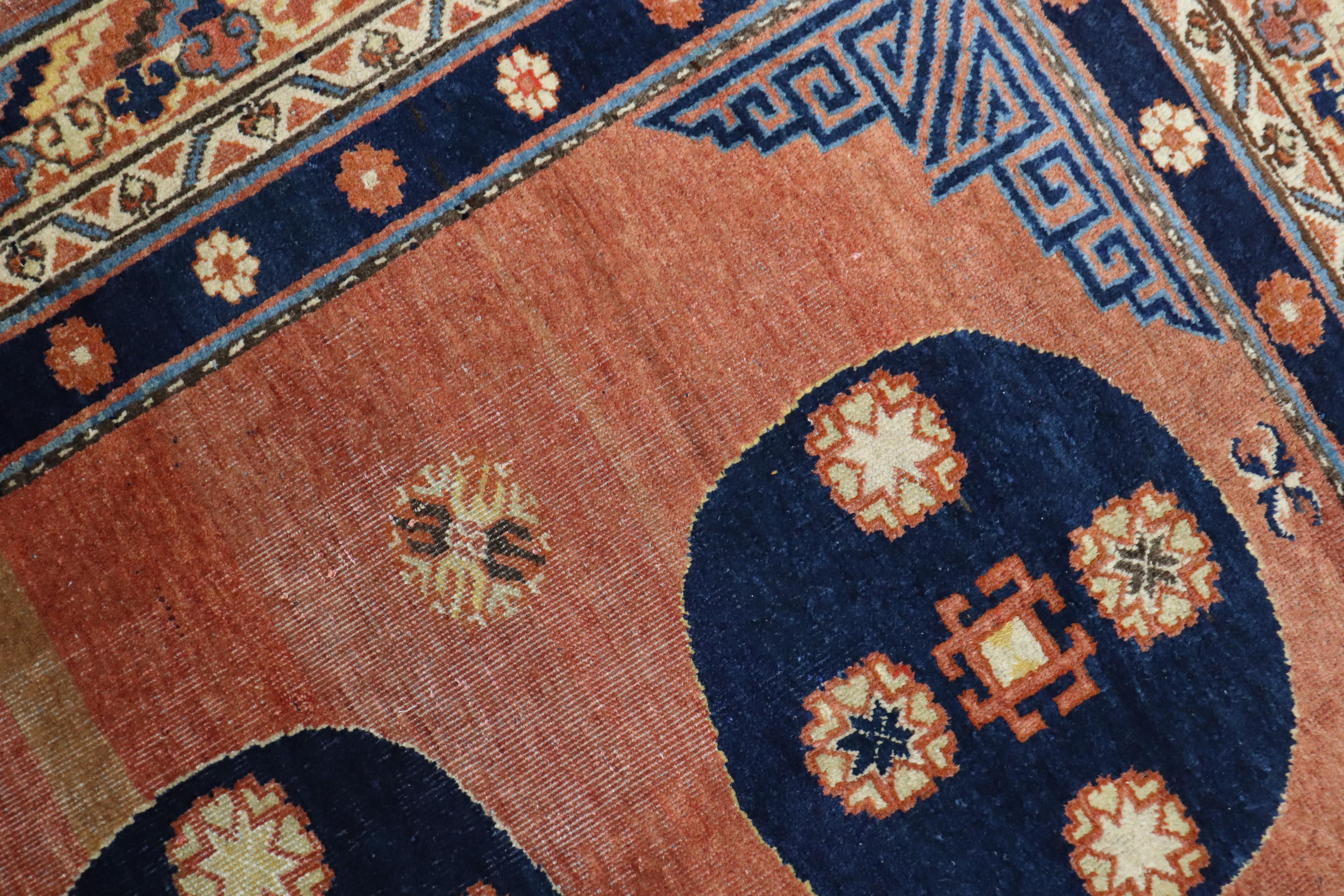 Seltenes passendes Paar antiker Khotan-Teppiche im Angebot 1
