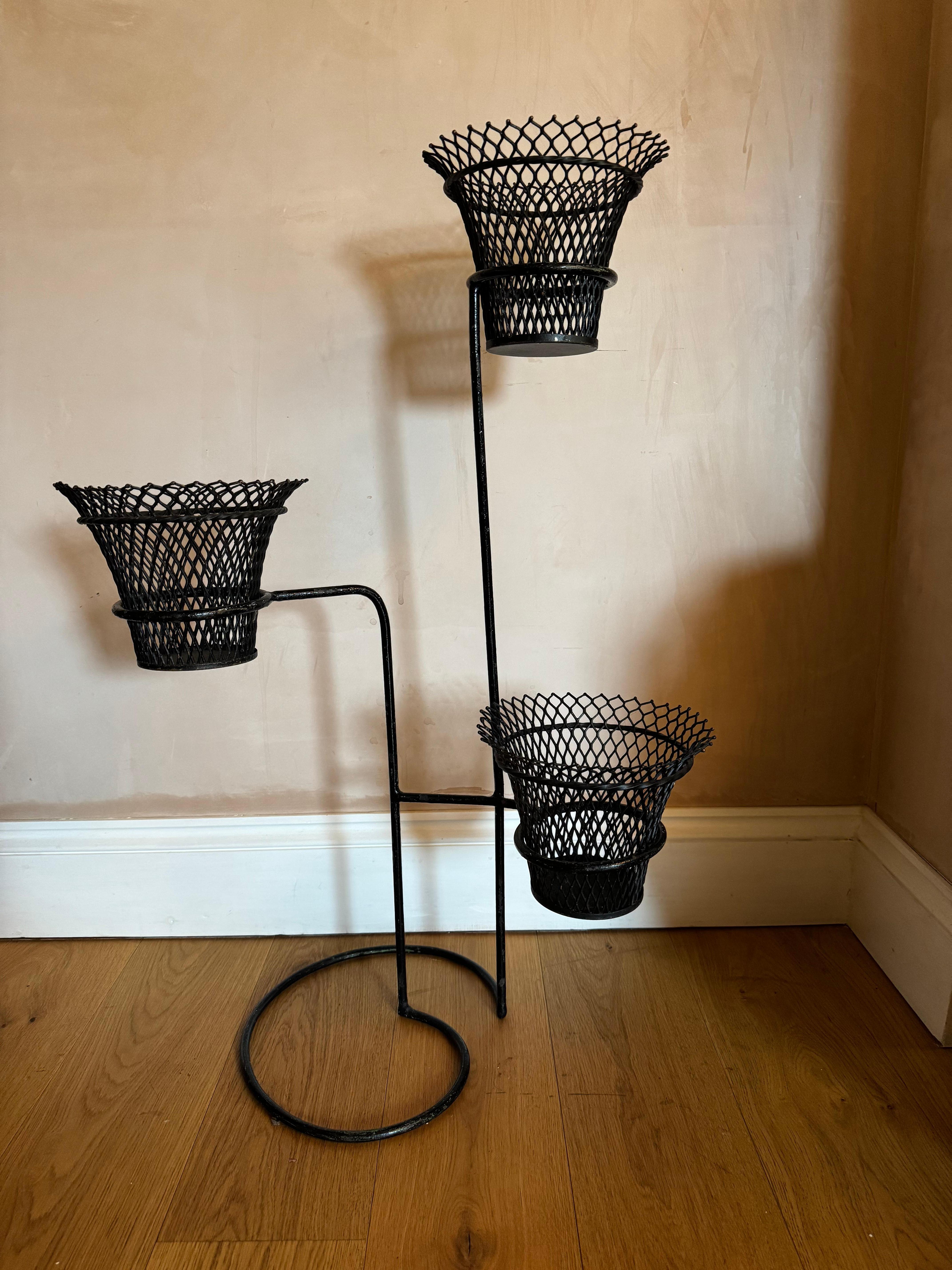 Un favoloso porta piante francese degli anni '50 in metallo nero a 3 vasi di Mathieu Mategot. I vasi sono un po' usurati e il metallo è leggermente deformato, ma per il resto è in buone condizioni originali. 