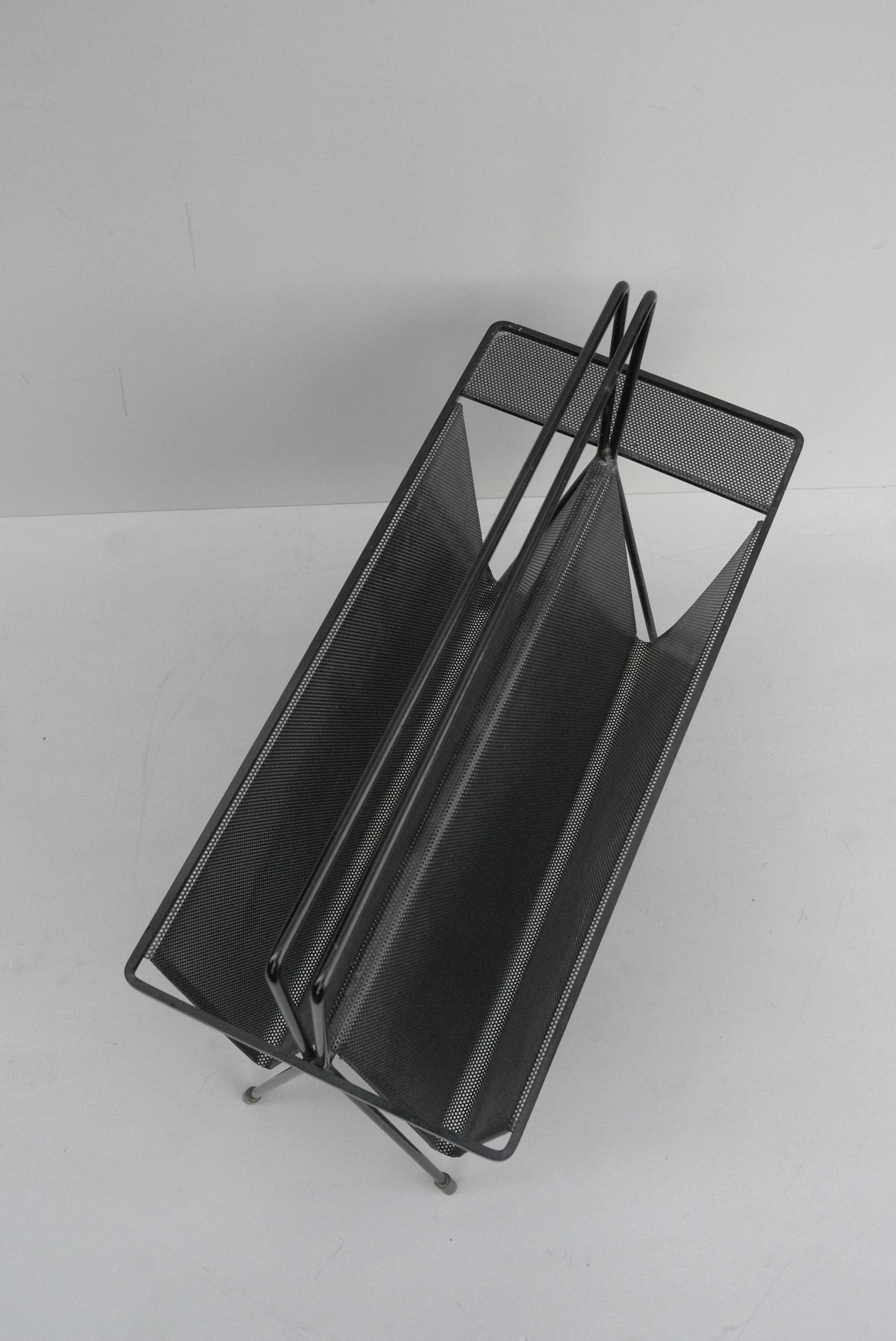 Seltener Mathieu Matégot Doppelt gefalteter schwarzer Zeitschriftenhalter aus Metall, Frankreich, 1950er Jahre (Moderne der Mitte des Jahrhunderts) im Angebot
