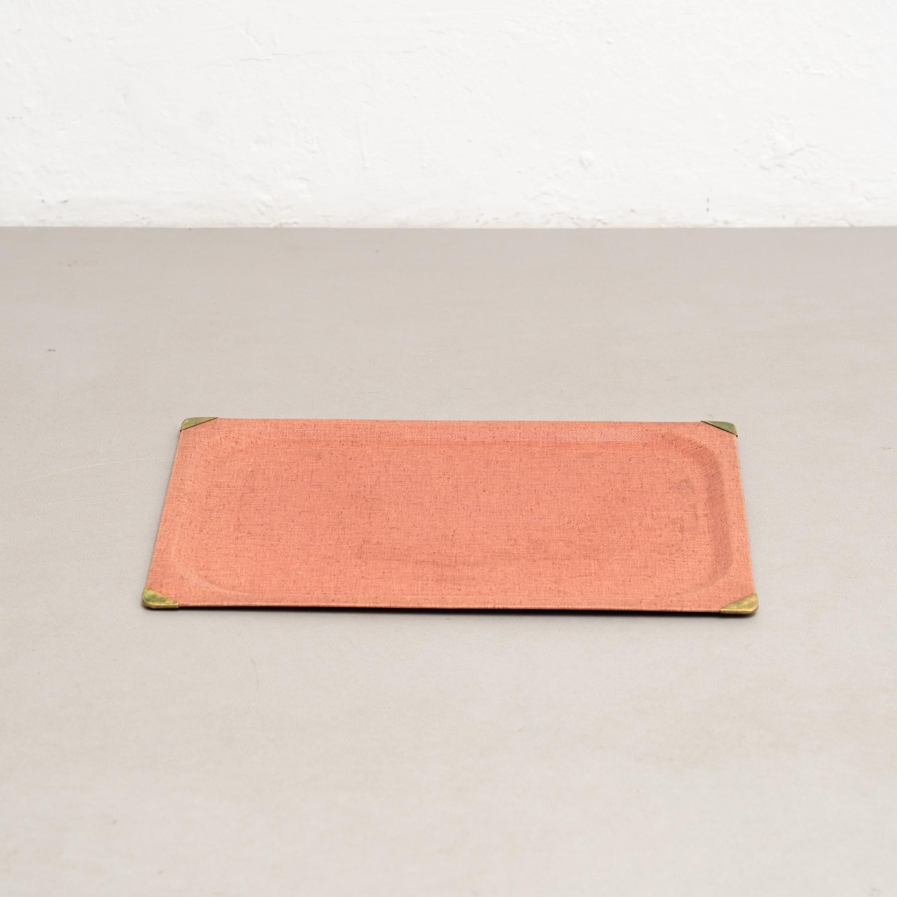 Rare plateau dessiné par Mathieu Matégot.
Fabriqué par les Ateliers Mategot, France.

Avec une rare marque de fabricant mategot au dos.

En très bon état d'origine, avec de légères usures dues à l'âge et à l'utilisation, préservant une belle