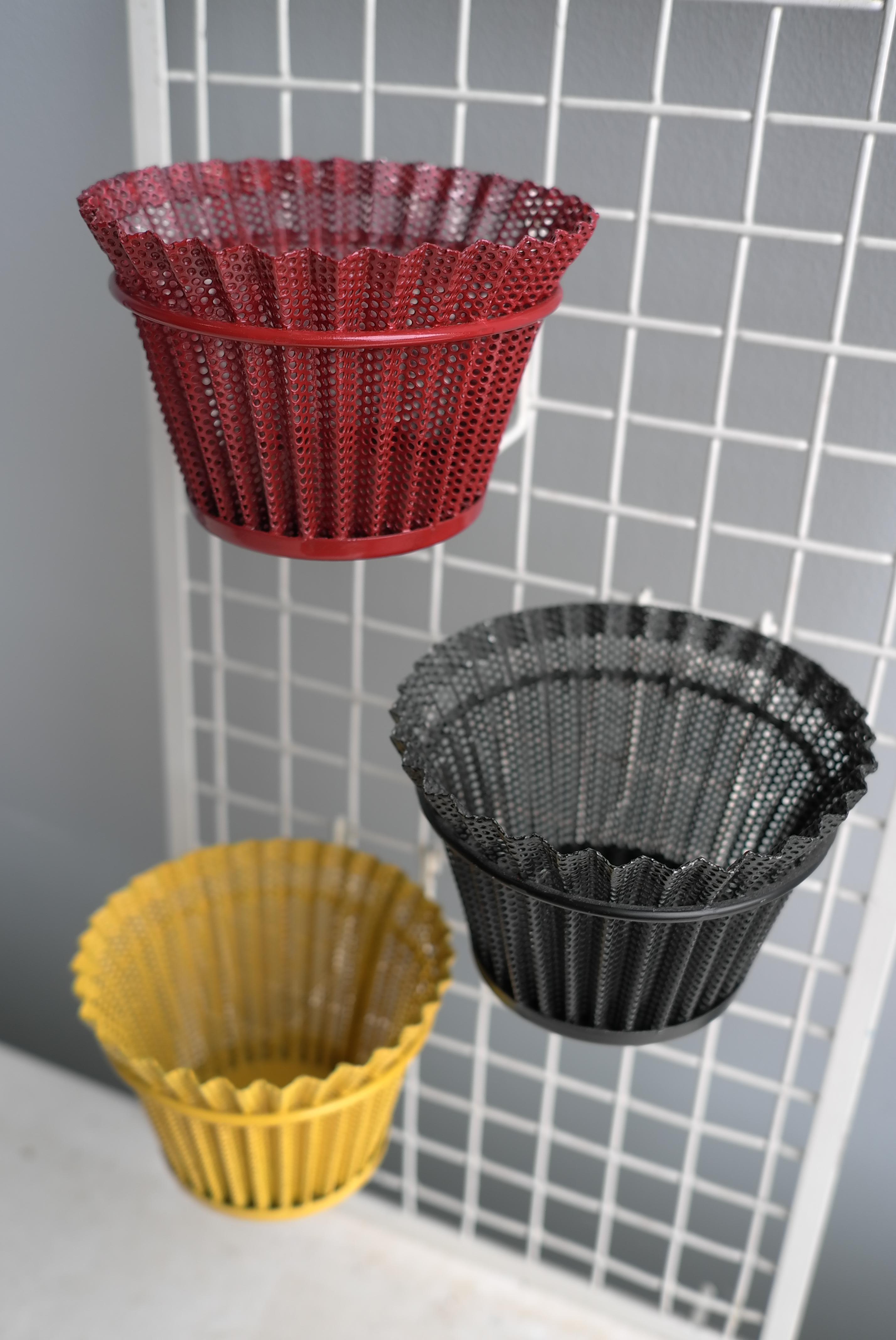 Extrême Rare Mathieu Matégot Wall Plant Rack Rigitulle Atelier Artimeta 1950s.

Il s'agit du seul exemplaire connu, il est représenté dans le catalogue de vente Mategot Artimeta. Les pots peuvent être suspendus de différentes manières.

Chaque pot :