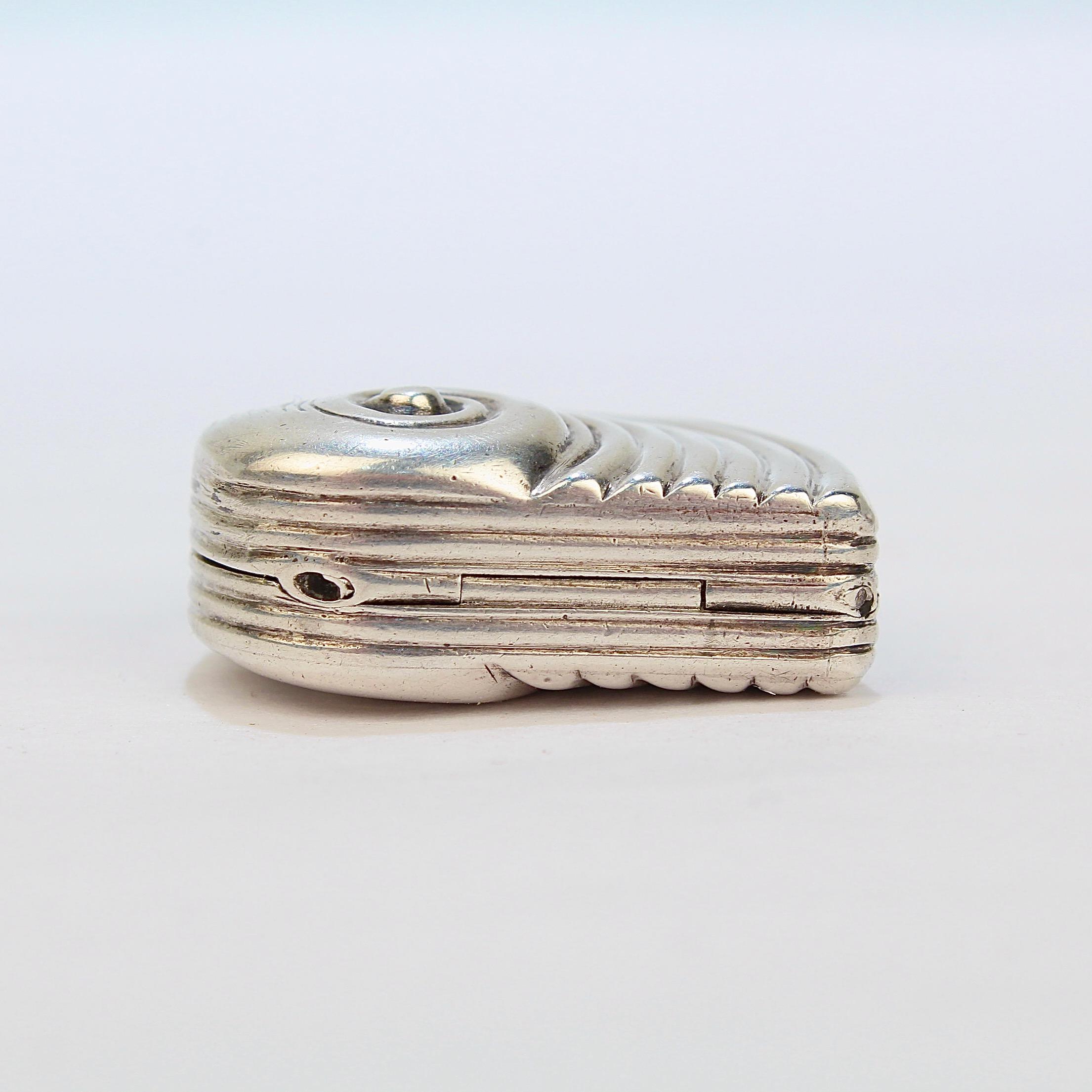 Rara caja de vinagretas con forma de caracol inglesa georgiana de plata de ley Matthew Linwood en venta 3